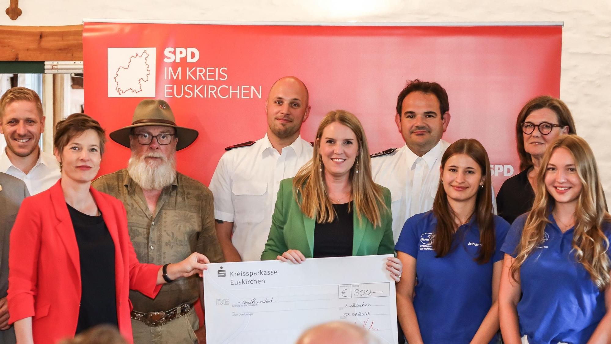 Das Bild zeigt Geehrte und Organisatoren des Ehrenamtspreises der SPD.