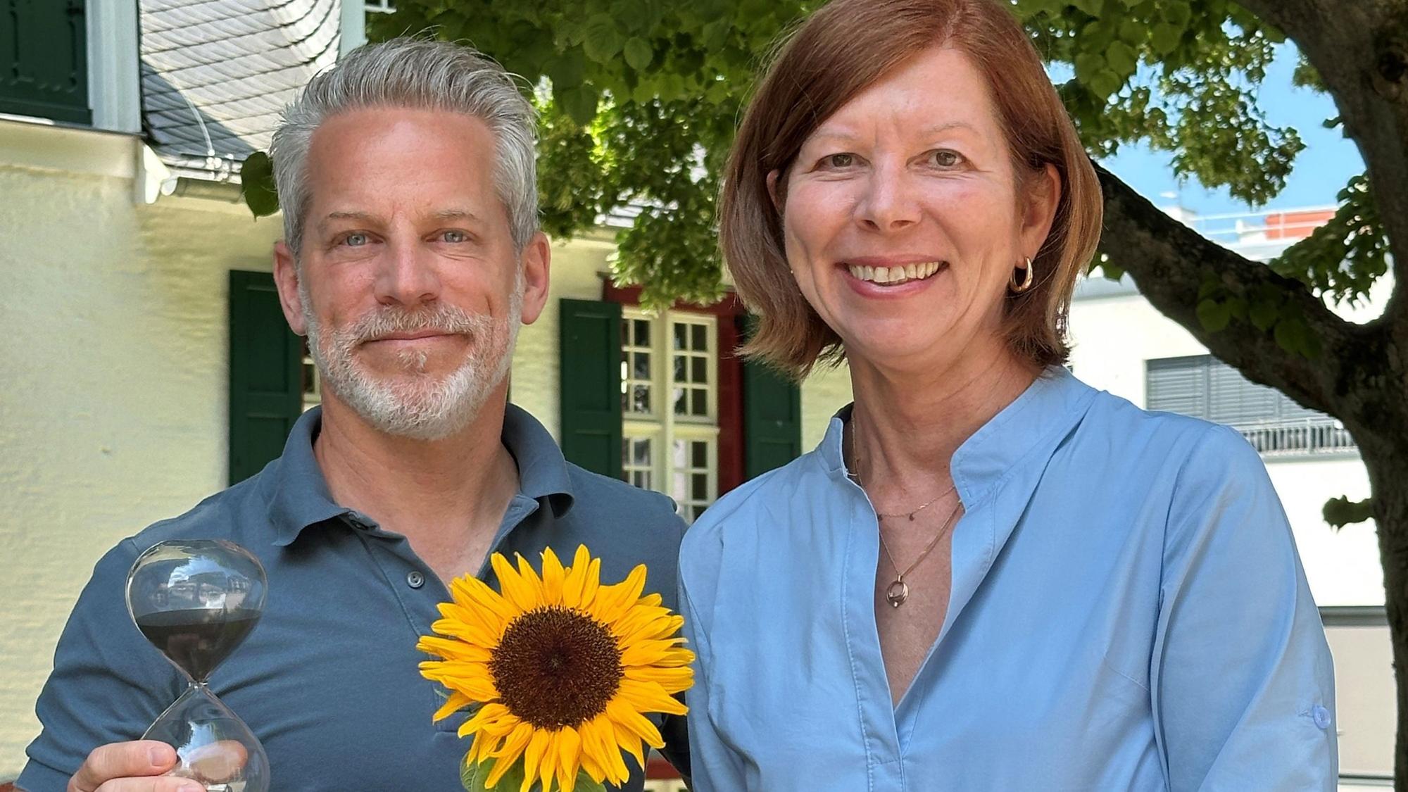Barbara Kutschaty und Fabian Erlhöfer stehen nebeneinander.