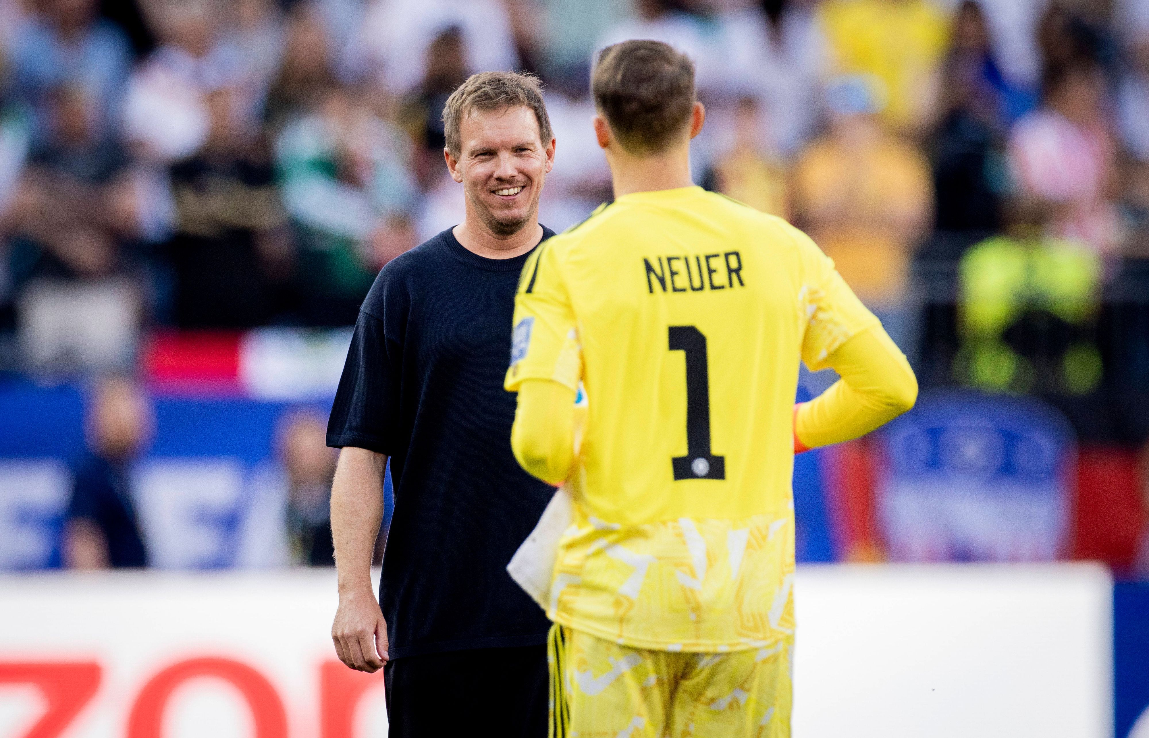 Julian Nagelsmann holte Manuel Neuer im Gespräch.