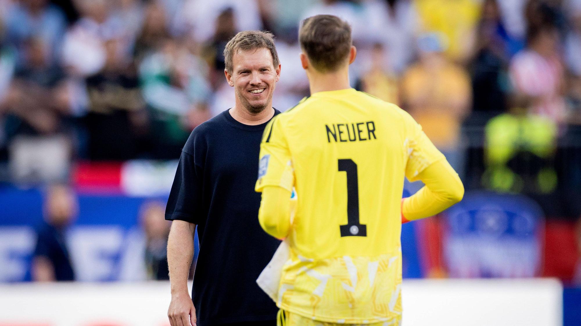 Julian Nagelsmann holte Manuel Neuer im Gespräch.