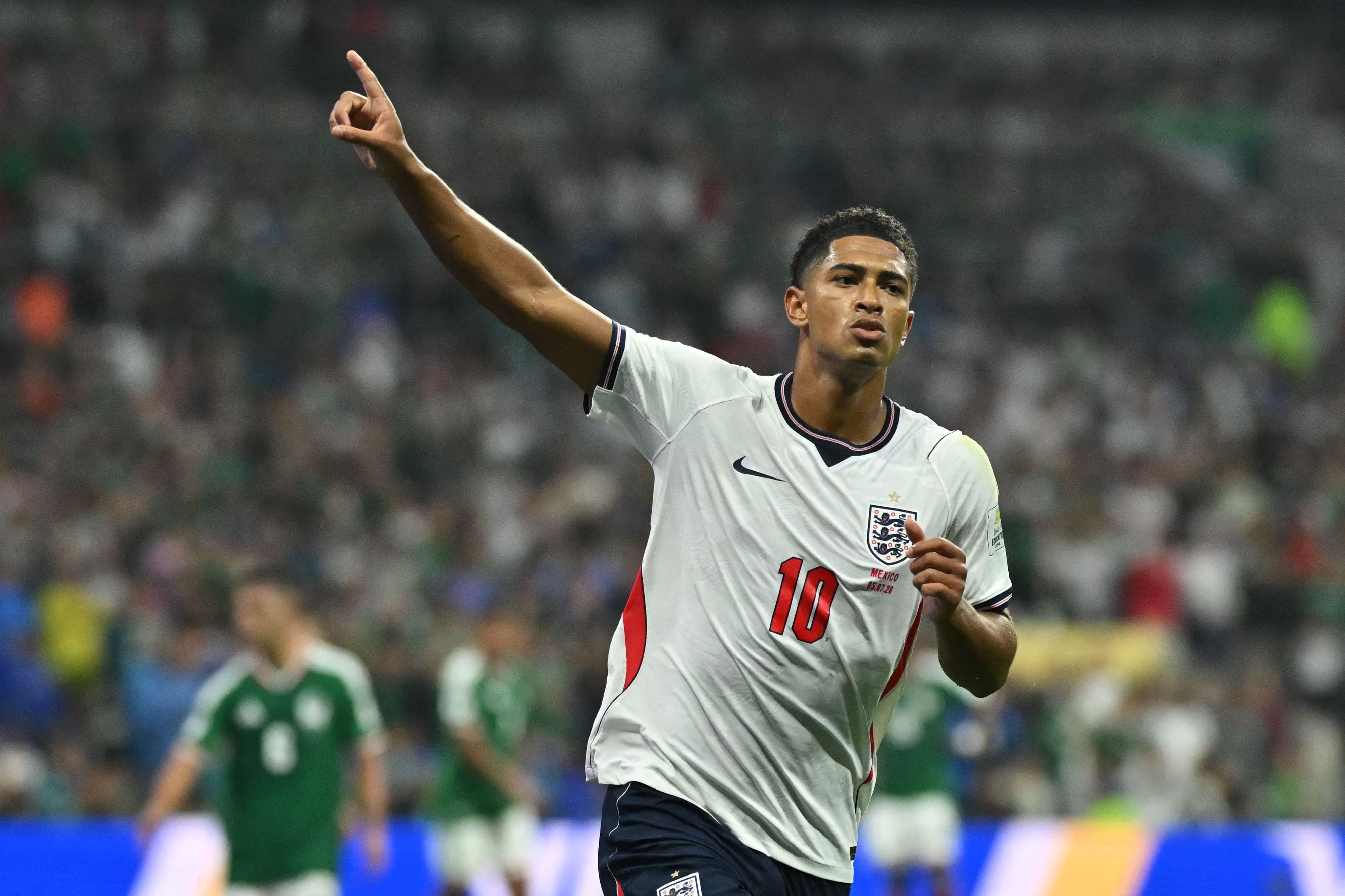 Jude Bellingham im England Trikot auf dem Fußballfeld.