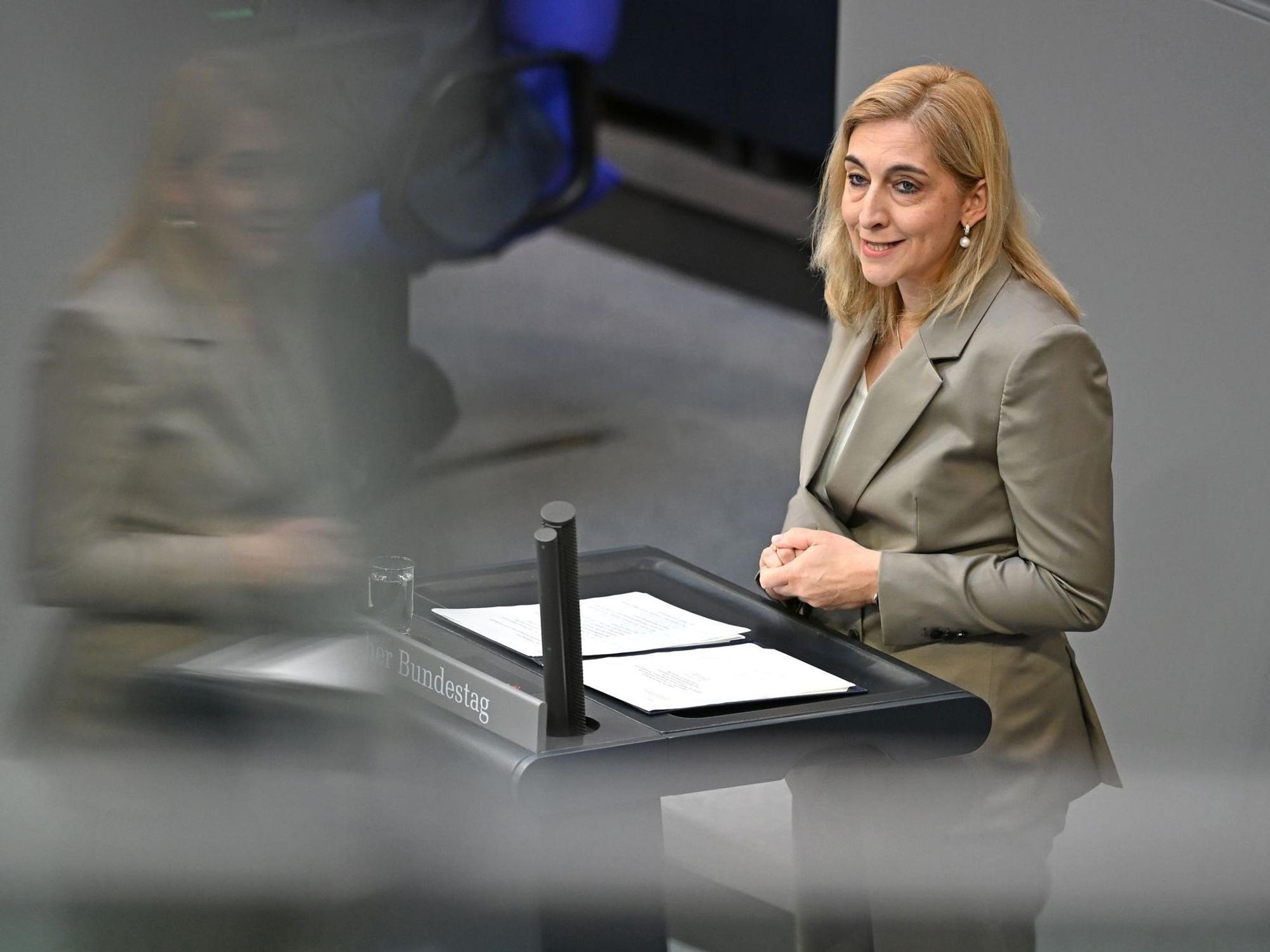 Ministerin Nina Warken (CDU) warb für das Spargesetz.