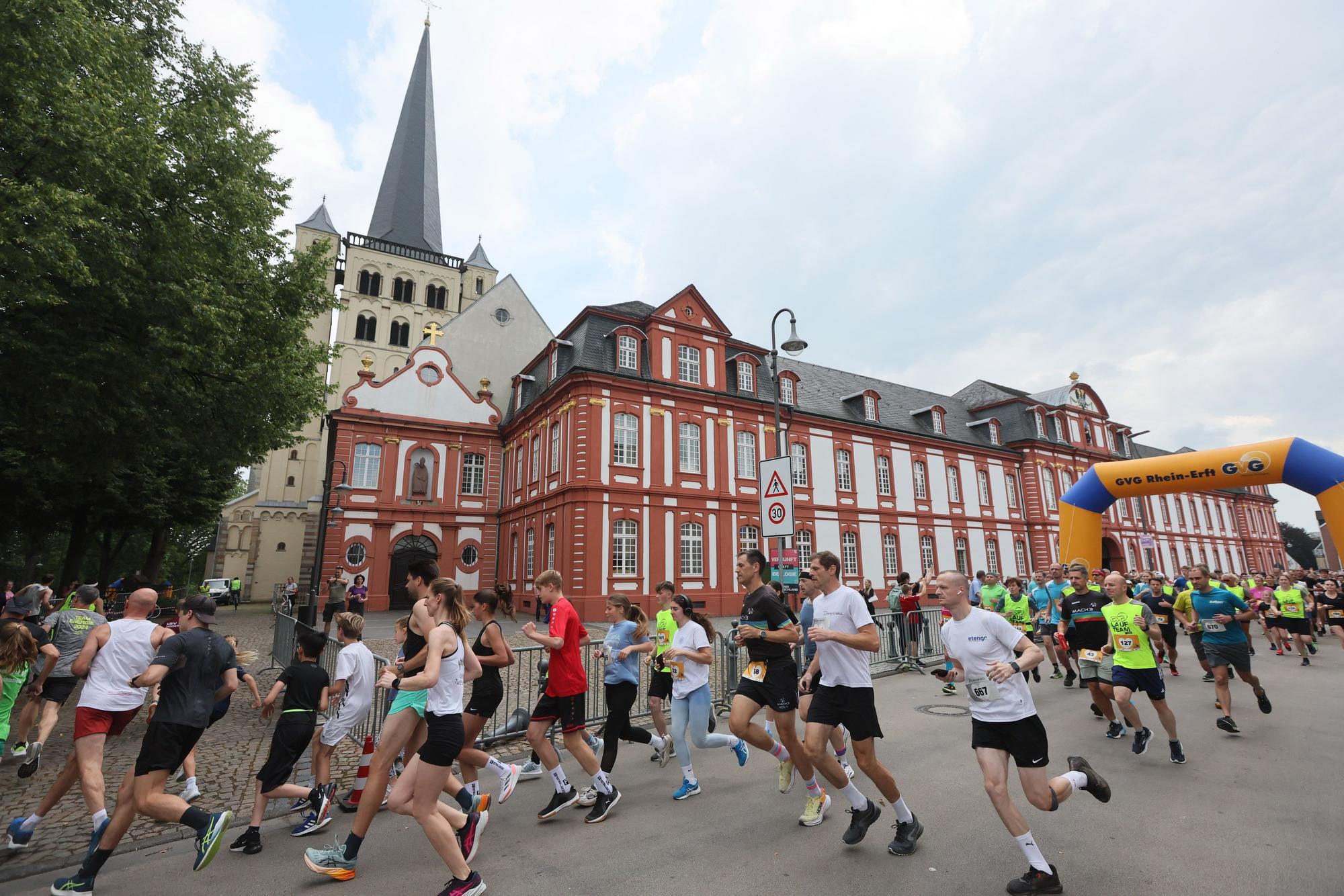 Das Bild zeigt Läufer vor der Abtei Brauweiler.
