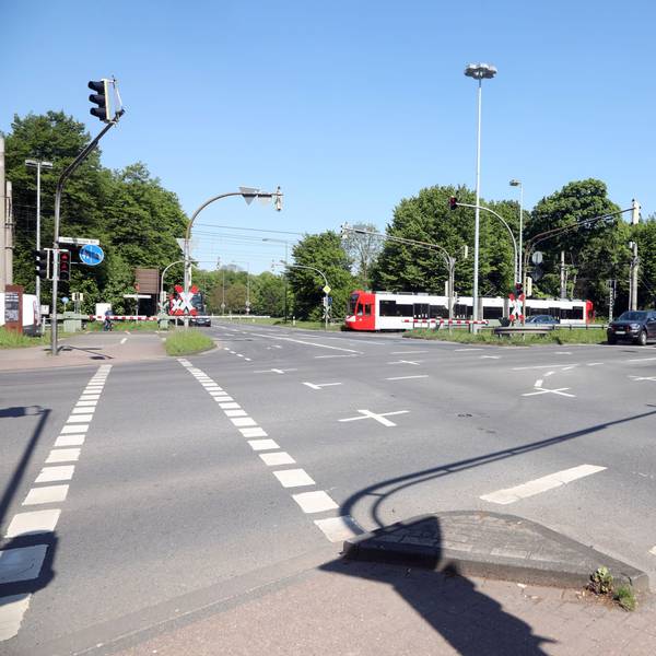 An der Kreuzung Luxemburger Straße/Militärringstraße soll die Stadtbahn in einen Tunnel unter der Kreuzung verlegt werden.