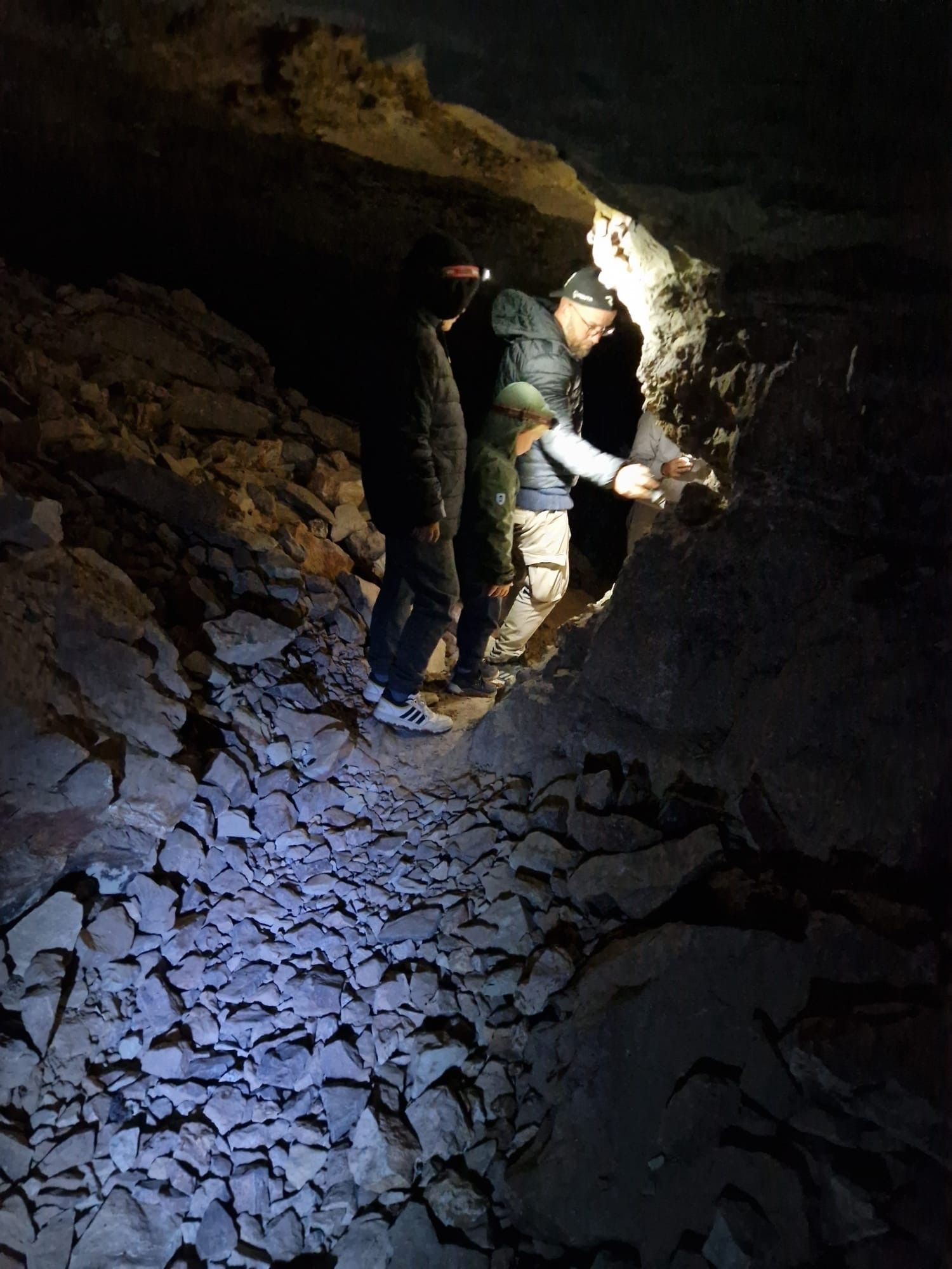 Eine Familie in einer Mine in Marokko.