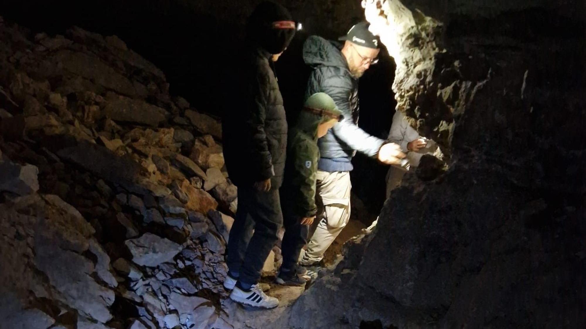 Eine Familie in einer Mine in Marokko.