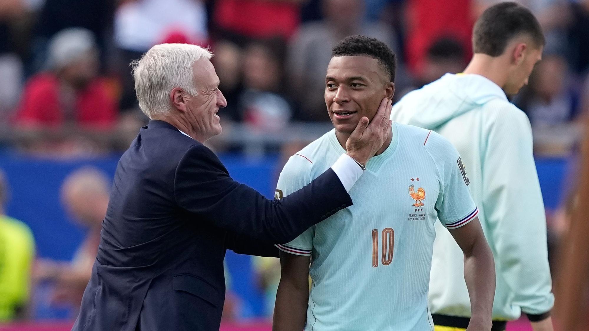 Frankreichs Trainer Didier Deschamps feiert Angreifer Kylian Mbappé.