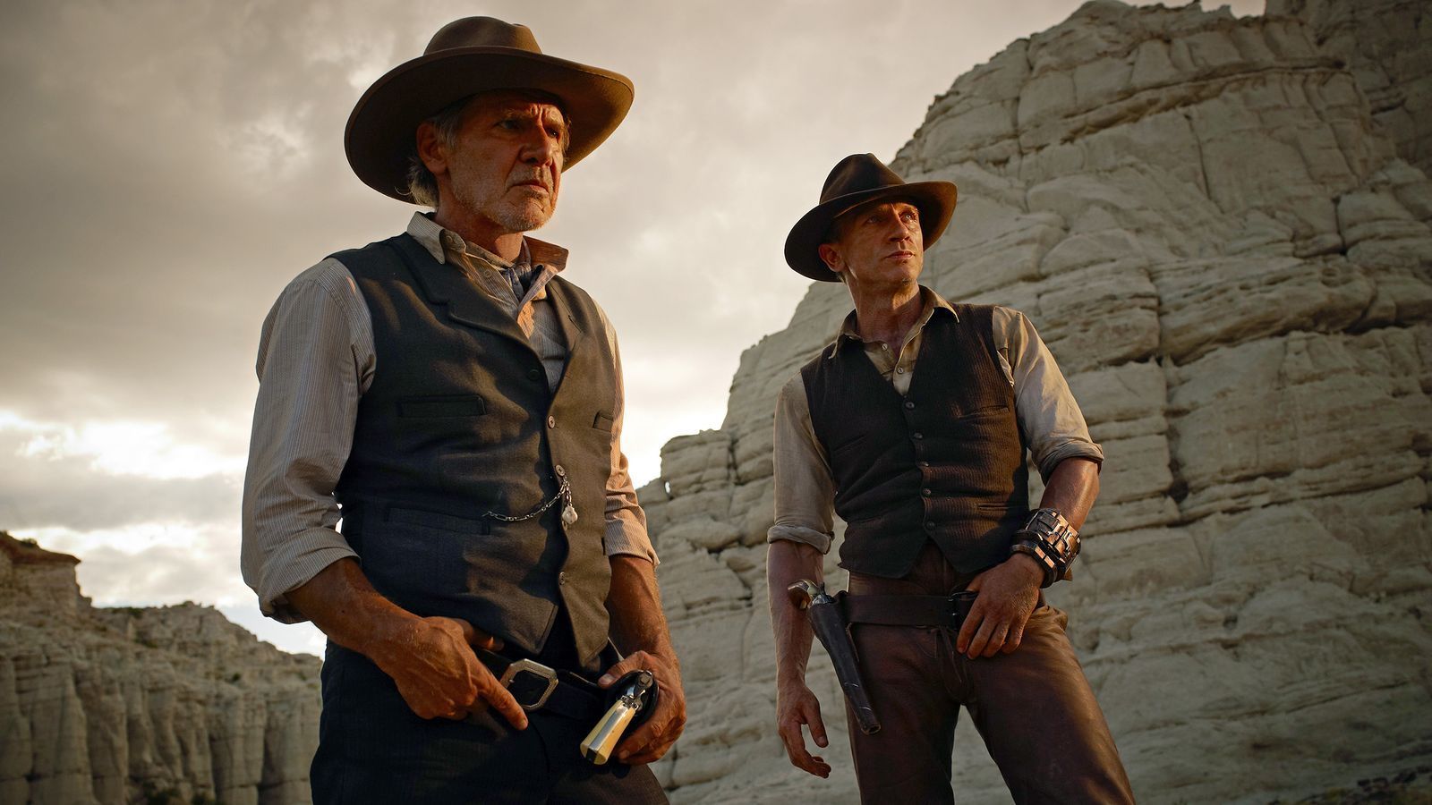 Viehbaron Woodrow Dolarhyde (Harrison Ford, links) tut sich mit Lonergan (Daniel Craig) zusammen, um die Aliens zu bekämpfen.  (Bild:  © 2011 Universal Studios and Dreamworks II Distribution Co., LLC. All rights reserved.)