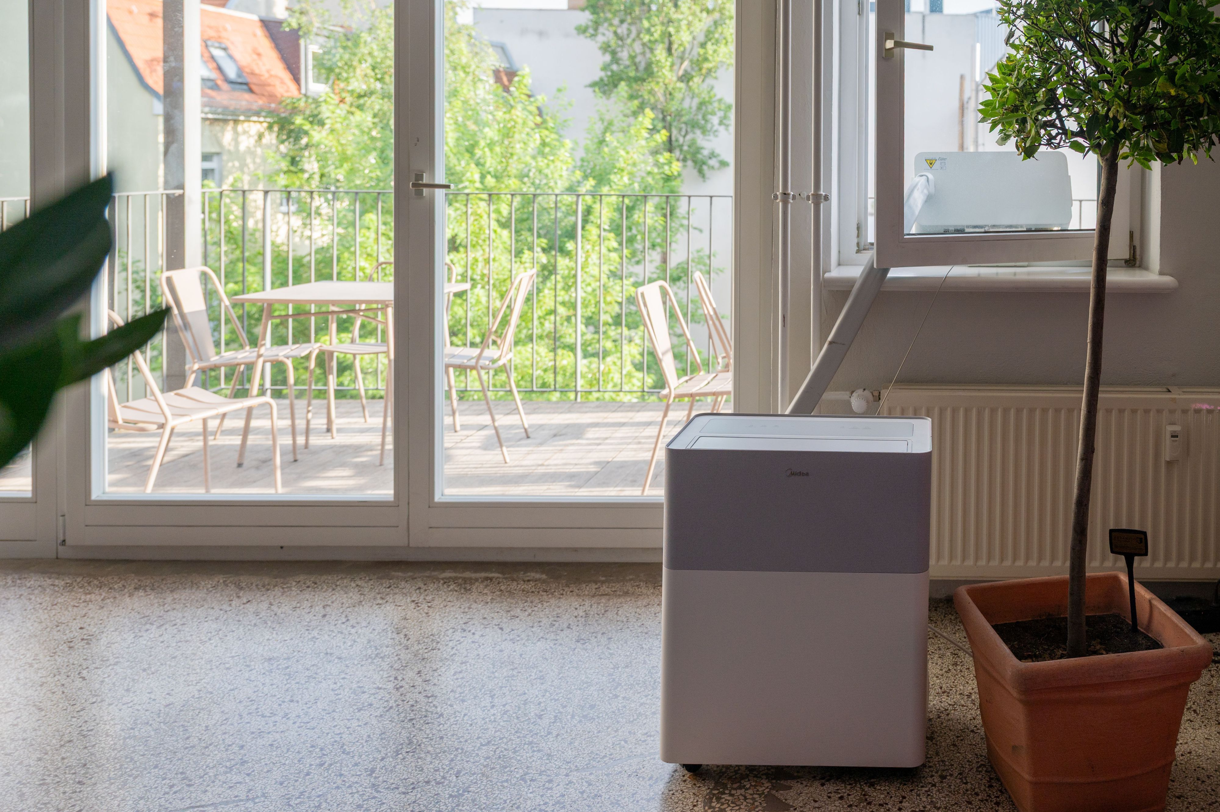 ILLUSTRATION - Mobile Split-Klimaanlagen wie diese sind derzeit schwer zu bekommen und wegen der Nachfrage teurer geworden. Das nutzen Betrüger aus, um Suchenden Geräte unterzujubeln, in denen nichts anderes als einfache Ventilatoren stecken. (zu dpa: «Klimaanlagen: Mit der Nachfrage boomen die Fakeshops») Foto: Nico Tapia/dpa-tmn - Honorarfrei nur für Bezieher des dpa-Themendienstes +++ dpa-Themendienst +++