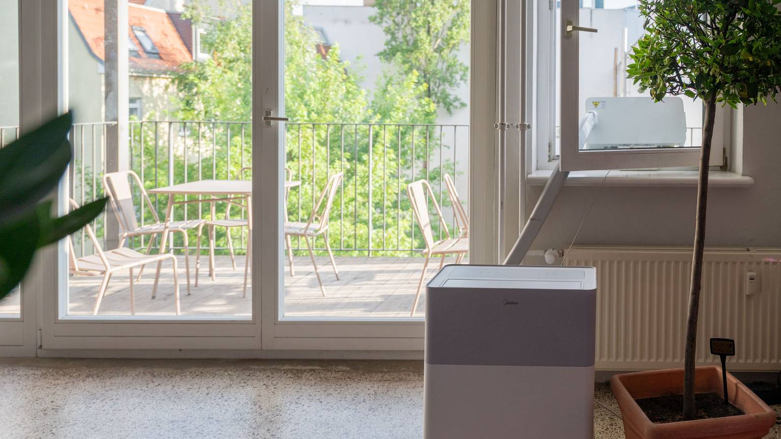 ILLUSTRATION - Mobile Split-Klimaanlagen wie diese sind derzeit schwer zu bekommen und wegen der Nachfrage teurer geworden. Das nutzen Betrüger aus, um Suchenden Geräte unterzujubeln, in denen nichts anderes als einfache Ventilatoren stecken. (zu dpa: «Klimaanlagen: Mit der Nachfrage boomen die Fakeshops») Foto: Nico Tapia/dpa-tmn - Honorarfrei nur für Bezieher des dpa-Themendienstes +++ dpa-Themendienst +++