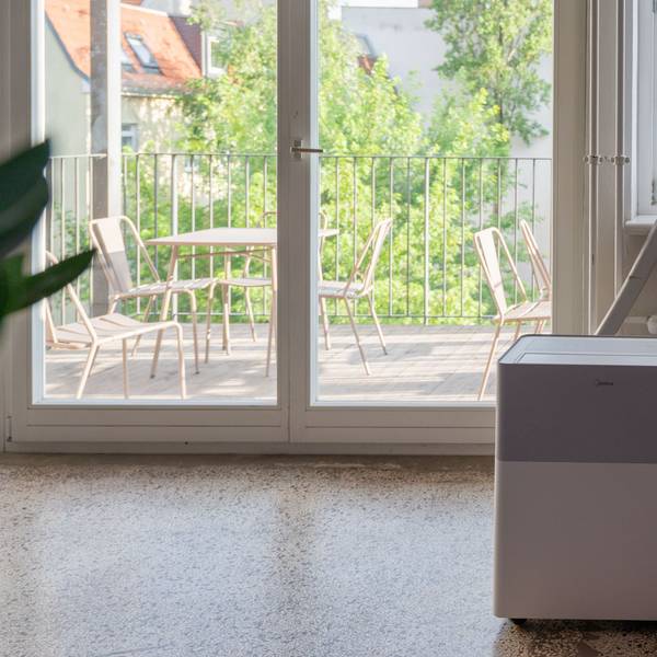 ILLUSTRATION - Mobile Split-Klimaanlagen wie diese sind derzeit schwer zu bekommen und wegen der Nachfrage teurer geworden. Das nutzen Betrüger aus, um Suchenden Geräte unterzujubeln, in denen nichts anderes als einfache Ventilatoren stecken. (zu dpa: «Klimaanlagen: Mit der Nachfrage boomen die Fakeshops») Foto: Nico Tapia/dpa-tmn - Honorarfrei nur für Bezieher des dpa-Themendienstes +++ dpa-Themendienst +++