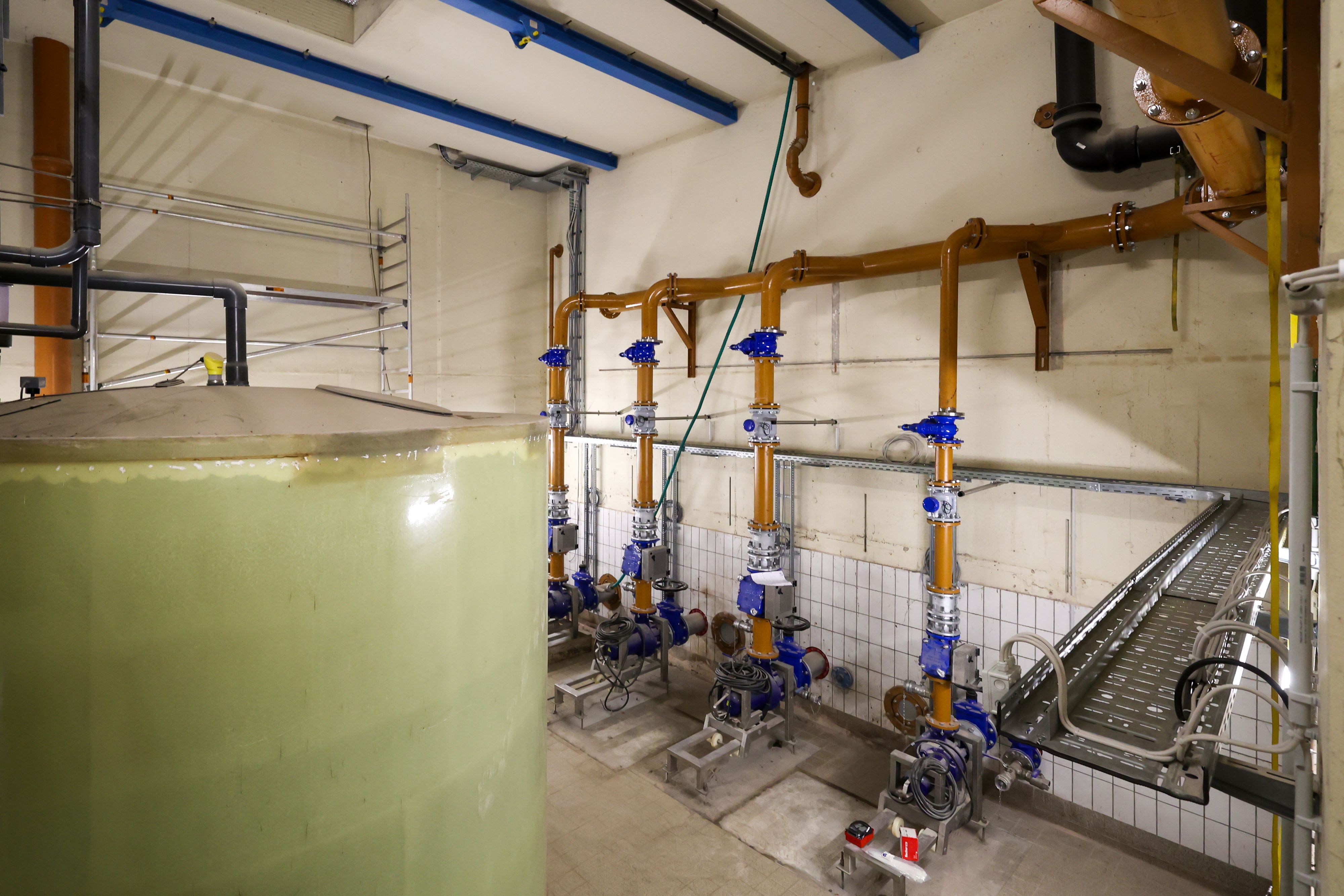 Blick auf einen Raum, in dem eine neue Pumpanlage installiert wurde.