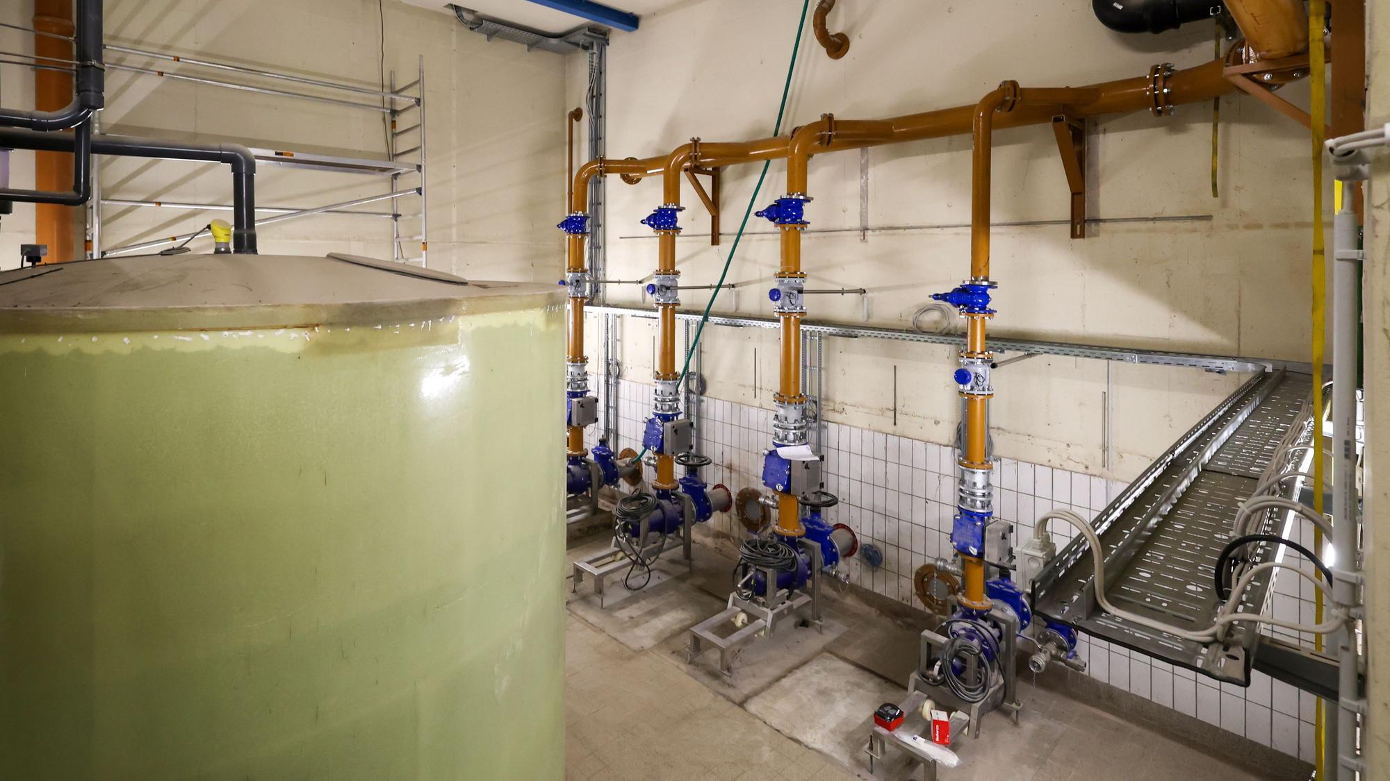 Blick auf einen Raum, in dem eine neue Pumpanlage installiert wurde.