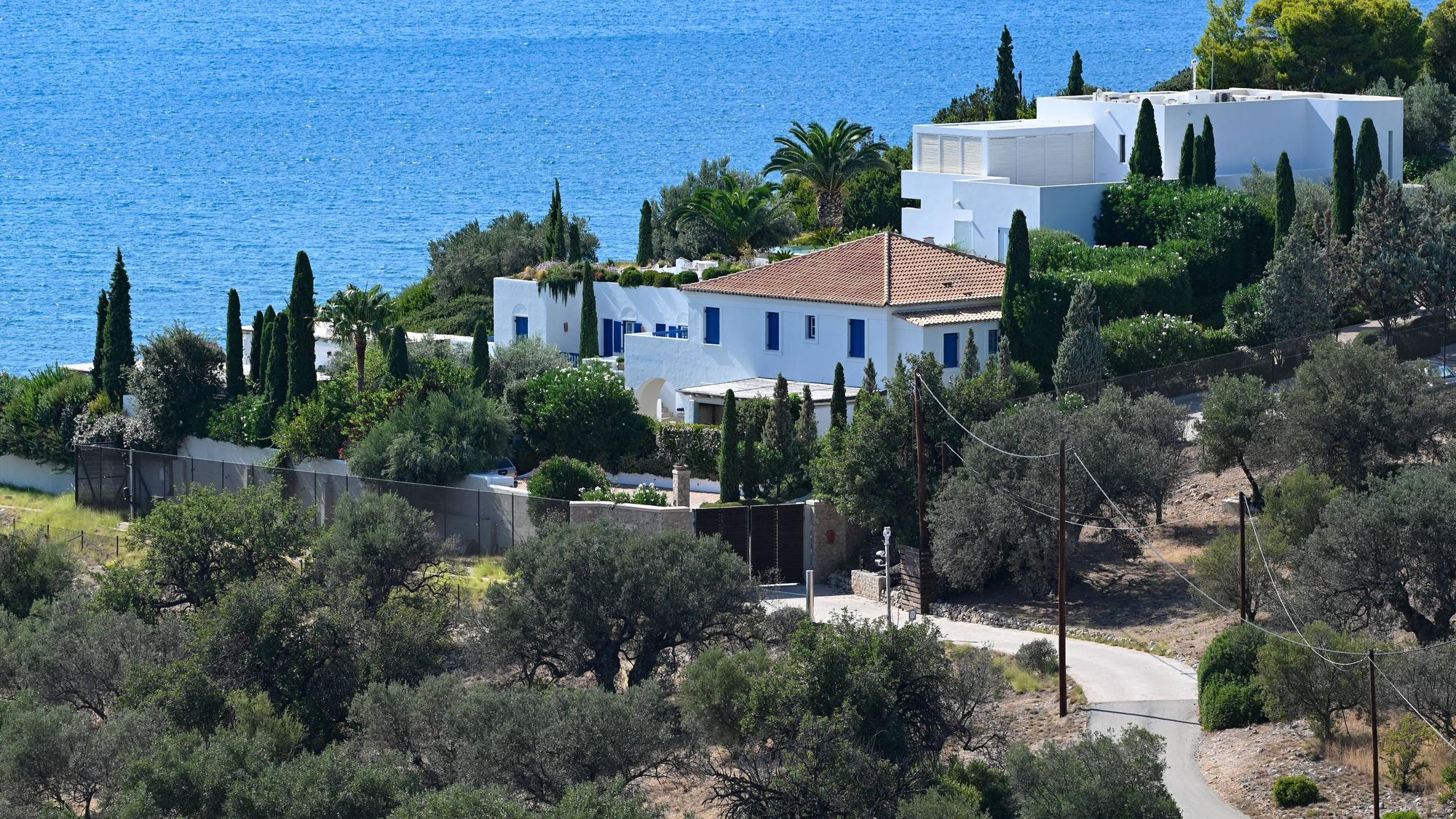 Im griechischen Kranidi erwarben König Willem-Alexander und Königin Máxima für mehrere Millionen Euro ein Anwesen von einem deutschen Fotografen.