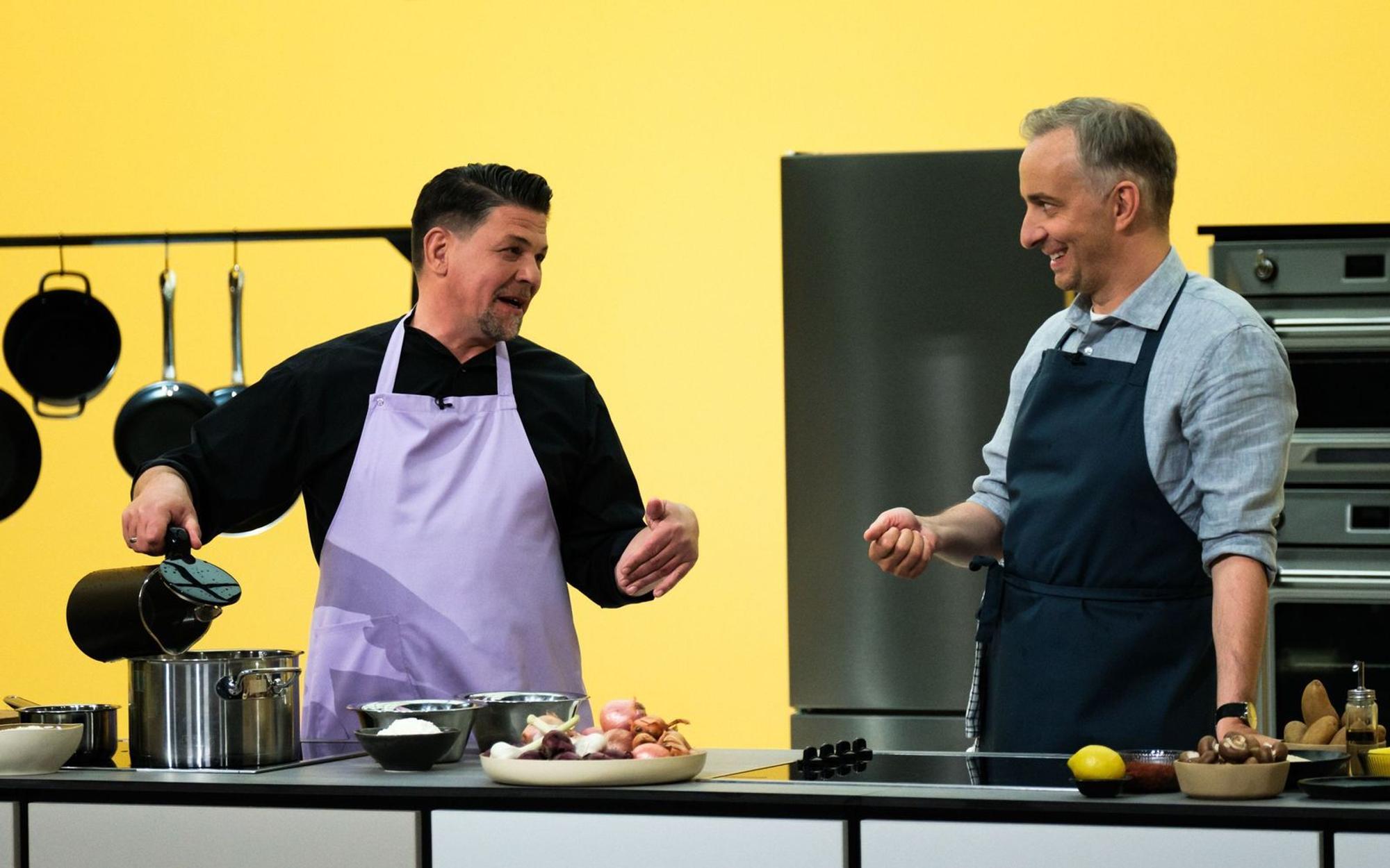 Tim Mälzer (links) und Jan Böhmermann kochen und plaudern zum Staffelauftakt von „Böhmi brutzelt“. (Bild: ZDF / Lennart Speer)