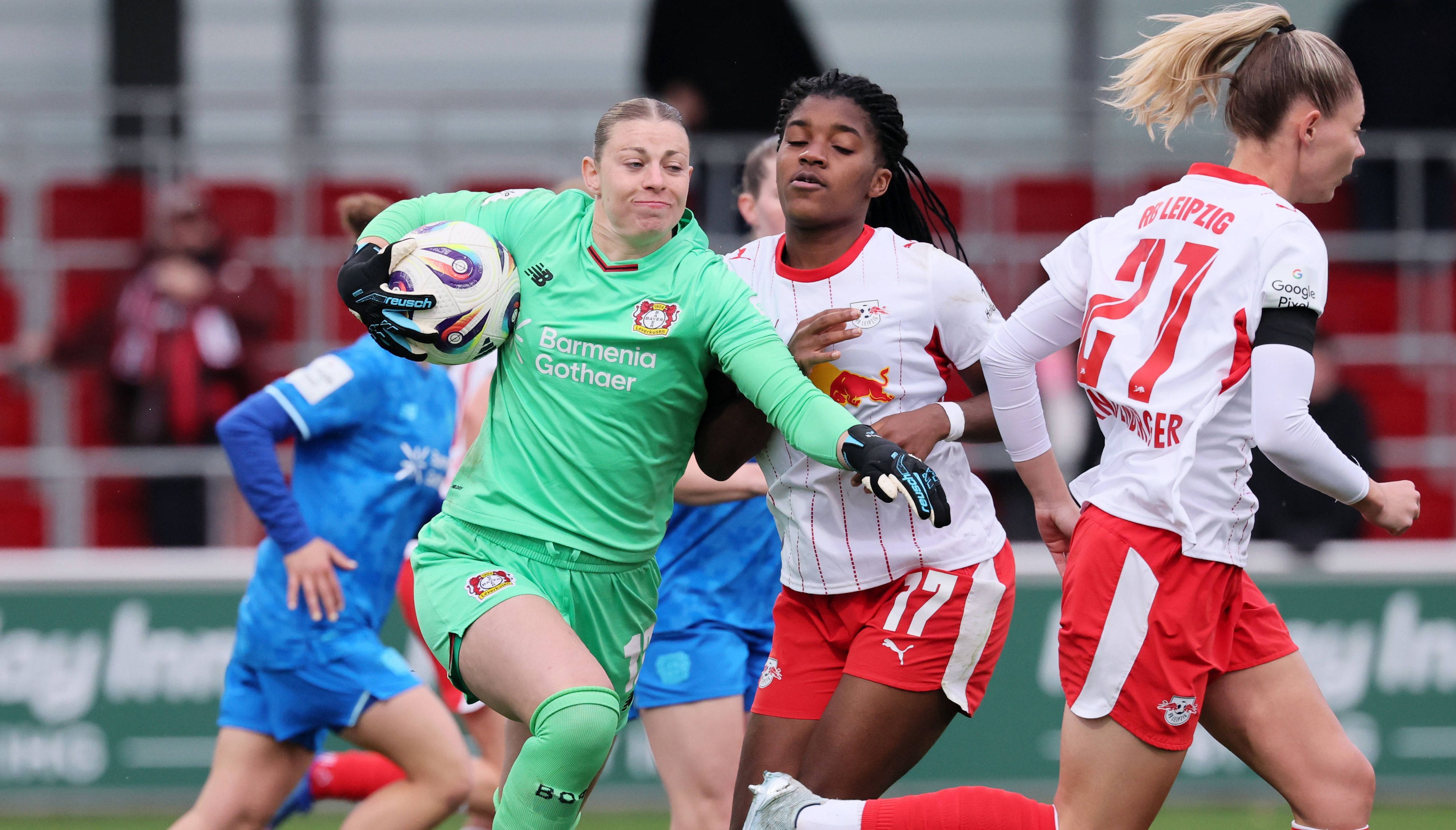 Leipzig, 11.05.2025, Red Bull Campus, Fußball, 1.Bundesliga, Frauen 25.Spieltag , RB Leipzig vs. Bayer 04 Leverkusen 1:3 1:2 , Im Bild von rechts Delice Boboy  17, RBL, Torhüterin Rafaela Borggräfe / Borggraefe  12, LEV , Nur zur redaktionellen Nutzung. Only editorial use. , DFL / DFB regulations prohibit any use of photographs as image sequences and/or quasi-video. , *** Leipzig, 11 05 2025, Red Bull Campus, Soccer, 1 Bundesliga, Women 25 Matchday , RB Leipzig vs Bayer 04 Leverkusen 1 3 1 2 , Pictured from right Delice Boboy 17, RBL , Goalkeeper Rafaela Borggräfe Borggraefe 12, LEV , For editorial use only Only editorial use , DFL DFB regulations prohibit any use of photographs as image sequences and or quasi video ,