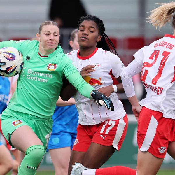 Leipzig, 11.05.2025, Red Bull Campus, Fußball, 1.Bundesliga, Frauen 25.Spieltag , RB Leipzig vs. Bayer 04 Leverkusen 1:3 1:2 , Im Bild von rechts Delice Boboy 17, RBL, Torhüterin Rafaela Borggräfe / Borggraefe 12, LEV , Nur zur redaktionellen Nutzung. Only editorial use. , DFL / DFB regulations prohibit any use of photographs as image sequences and/or quasi-video. , *** Leipzig, 11 05 2025, Red Bull Campus, Soccer, 1 Bundesliga, Women 25 Matchday , RB Leipzig vs Bayer 04 Leverkusen 1 3 1 2 , Pictured from right Delice Boboy 17, RBL , Goalkeeper Rafaela Borggräfe Borggraefe 12, LEV , For editorial use only Only editorial use , DFL DFB regulations prohibit any use of photographs as image sequences and or quasi video ,