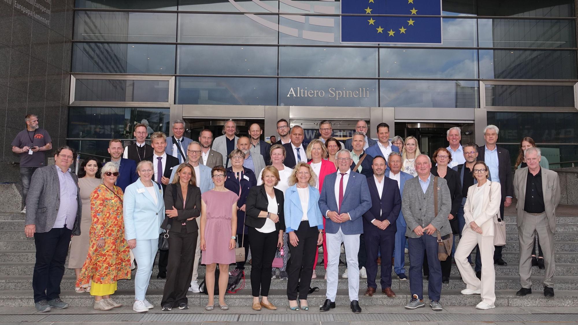 Die Cisterscapes-Projektgruppe steht vor dem Europaparament in Brüssel.