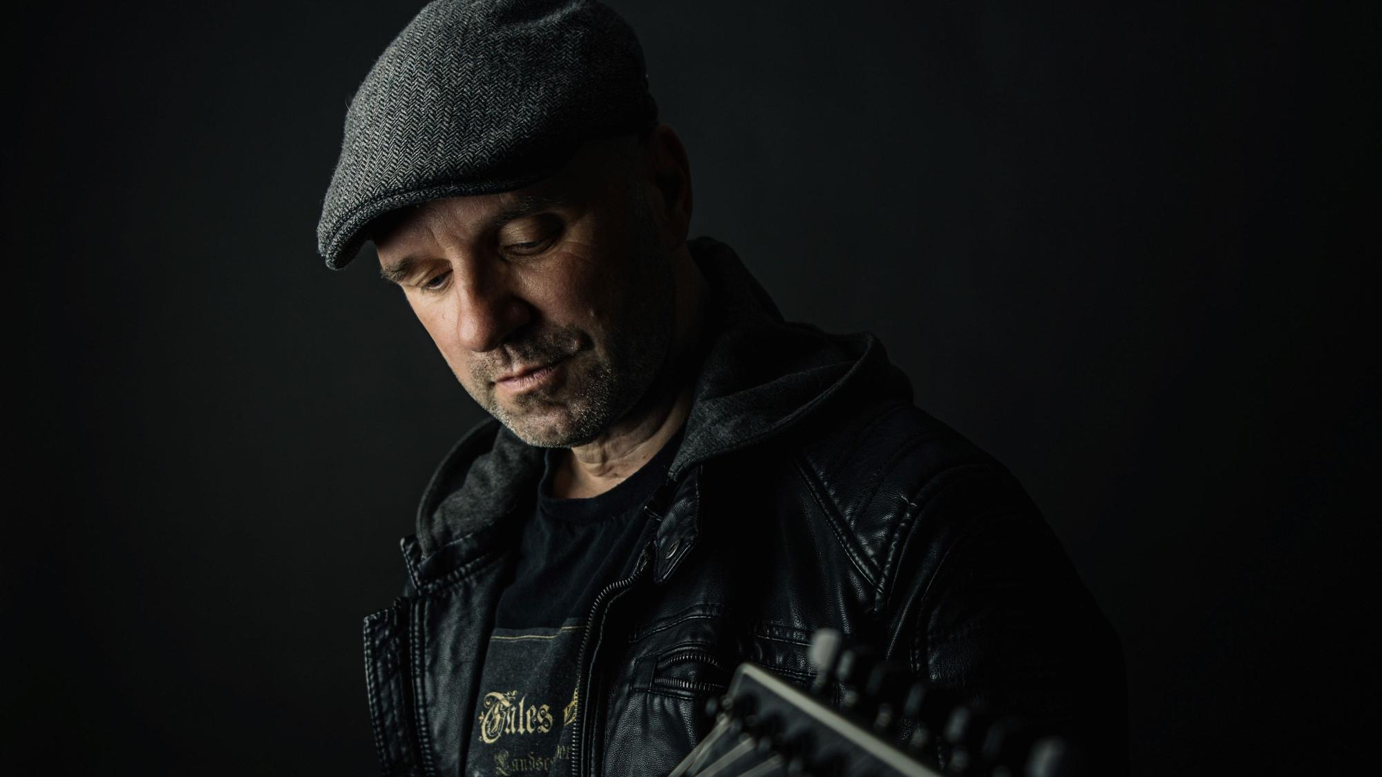 Musiker Michael Heß spielt auf der E-Gitarre.