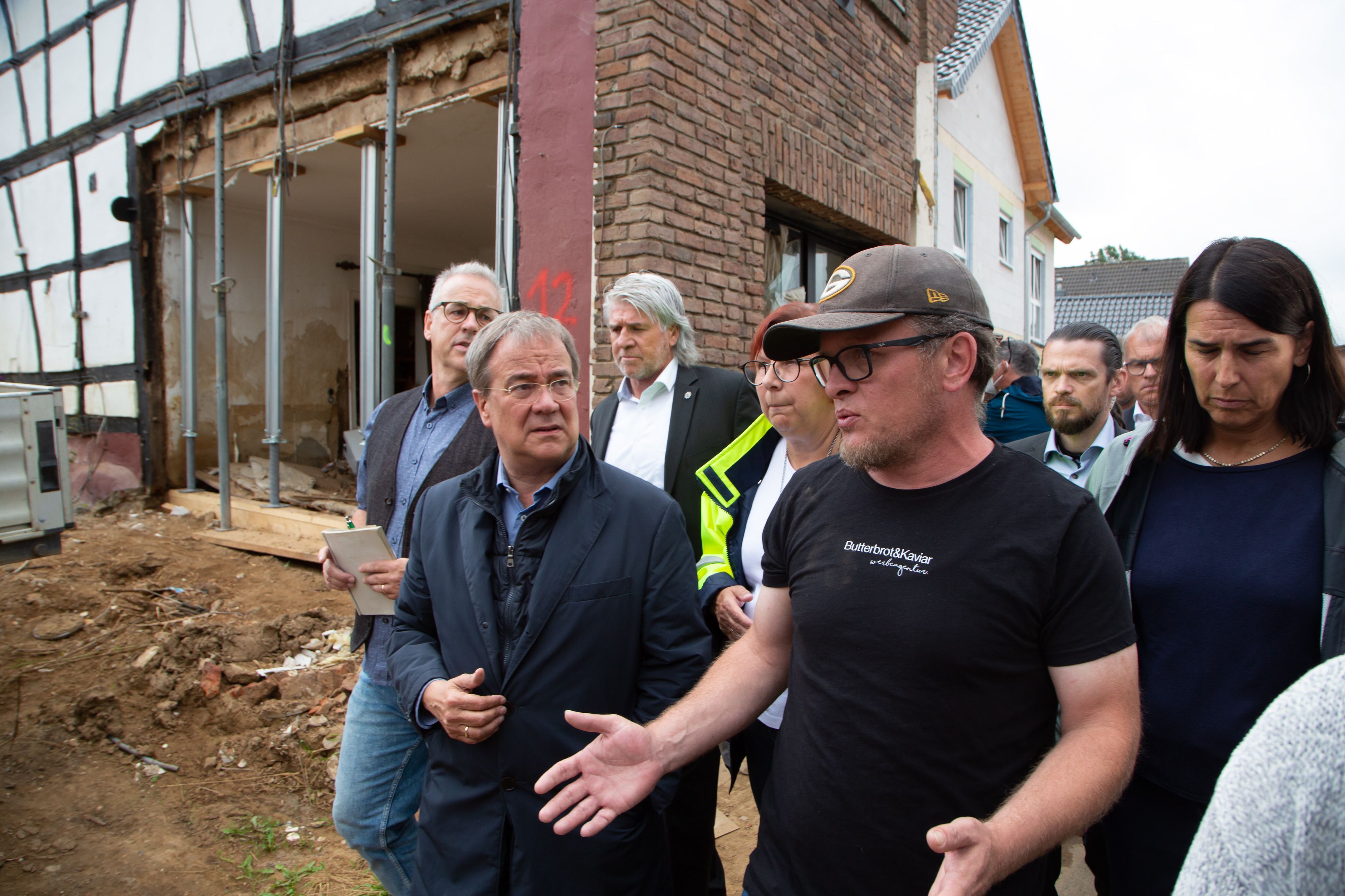 Fluthelfer aus Odendorf beim Besuch von Armin Laschet im Januar 2022.