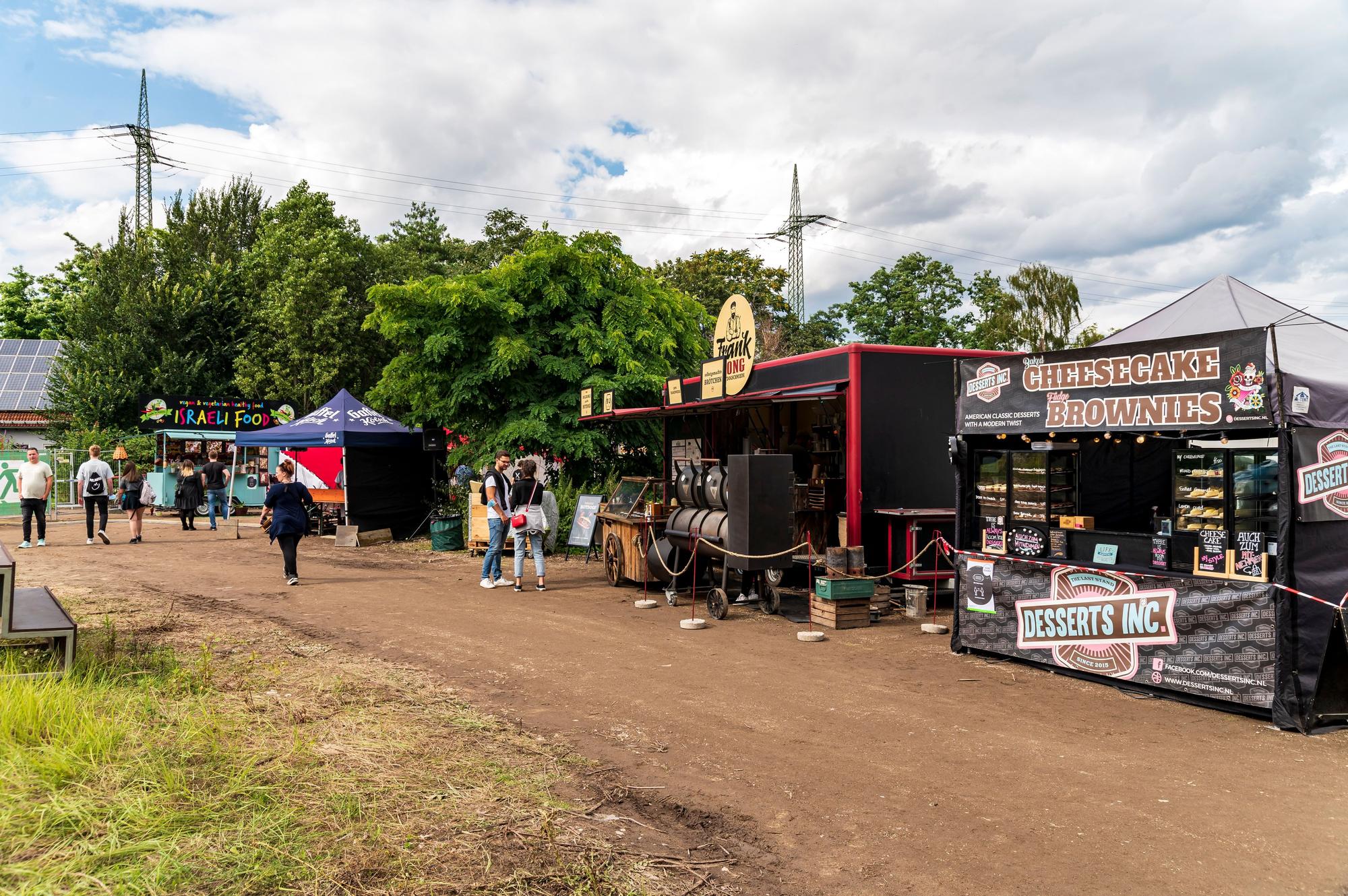 06.08.2021, Köln:
Auf der Alfred-Schütte-Allee in Köln Poll, wurde am 6. August 2021 mit einem Street Food Festival (6.8. - 8.8.), die neue Konzert- und Eventlocation Südbrücke eröffnet.
Freitag 6. August 2021
Aufgenommen am: 06.08.2021
Foto: Alexander Roll (Staff)