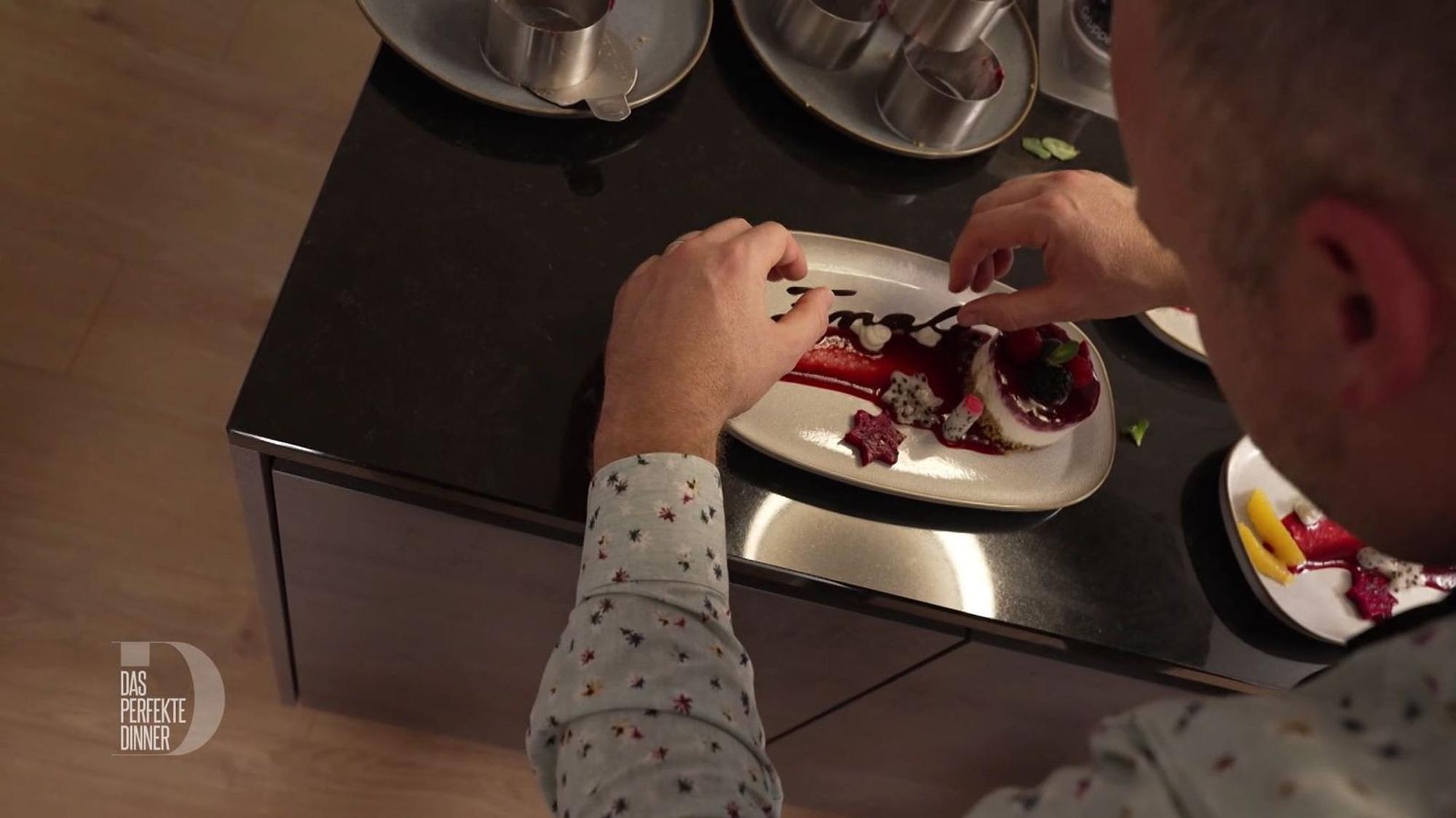 Die „Finale“-Schokodeko auf dem Dessert macht die Gäste sprachlos.
(Bild: RTL)