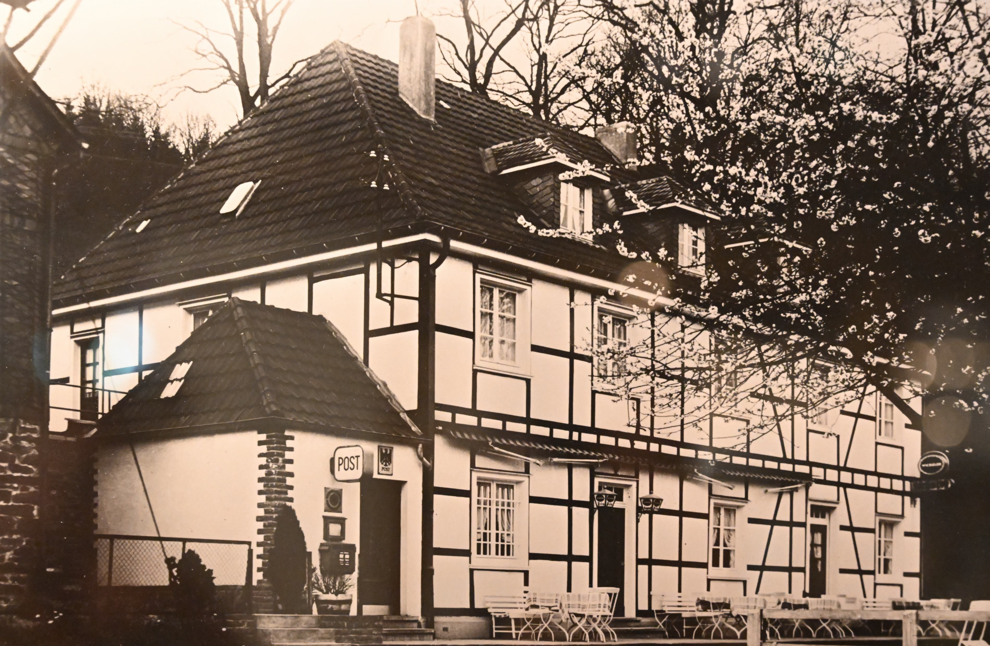 Historisches Foto eines Fachwerkhauses, das als Ausflugslokal betrieben wird.