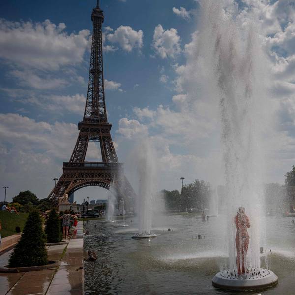Abkühlung in Paris vor dem Eifelturm