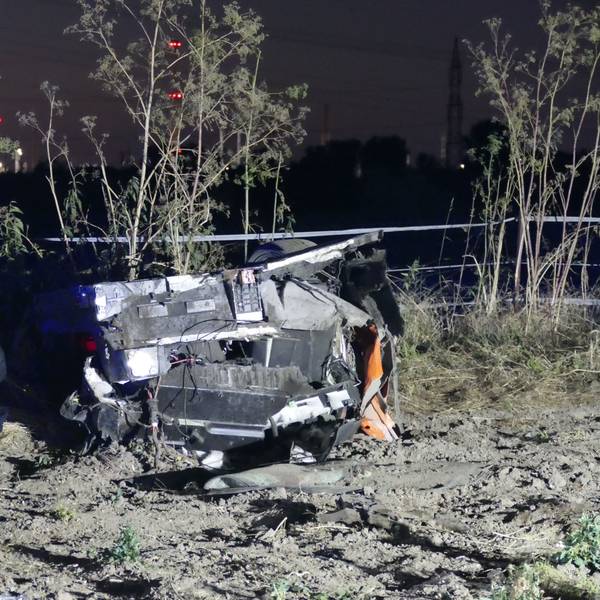 Ein Feuerwehrmann am Unfallort. Vom Lamborghini ist nicht mehr viel zu erkennen.