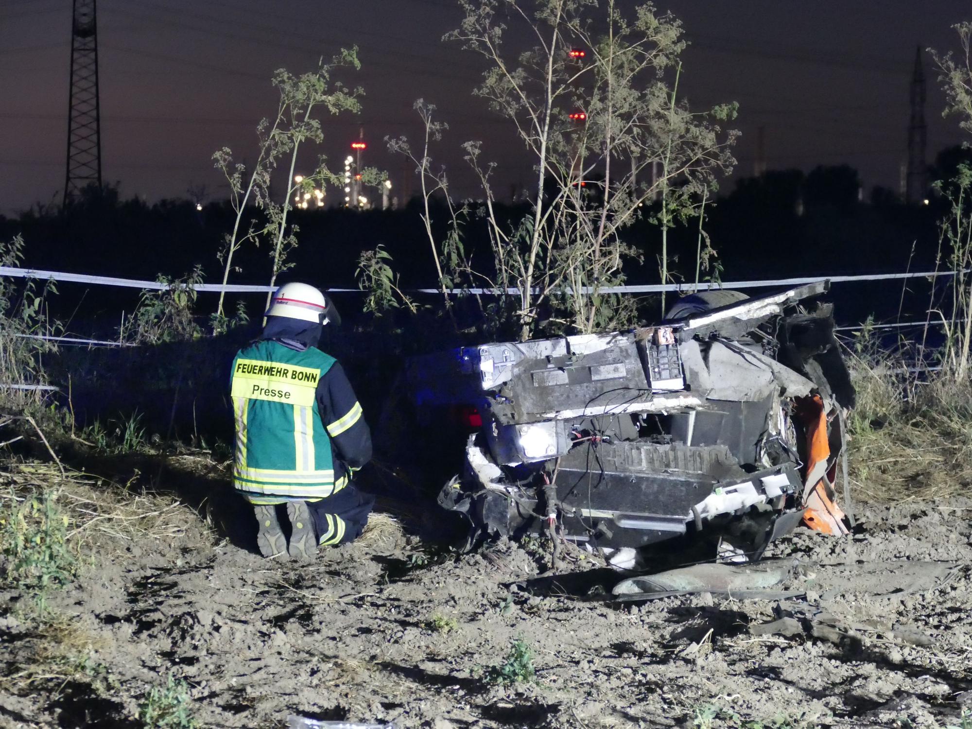 Ein Feuerwehrmann am Unfallort. Vom Lamborghini ist nicht mehr viel zu erkennen.