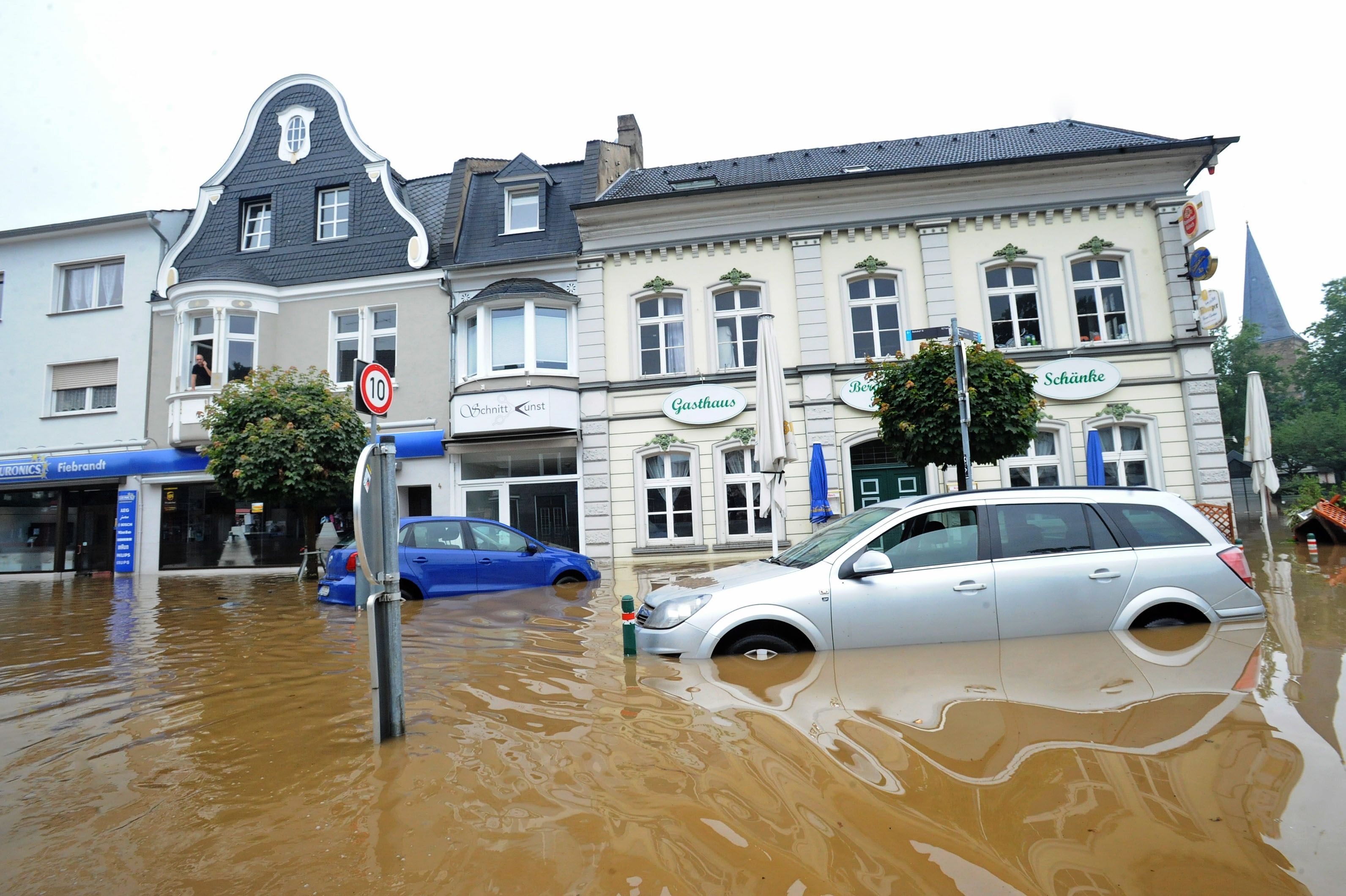 Keller liefen voll, viele Gebäude wurden beschädigt.