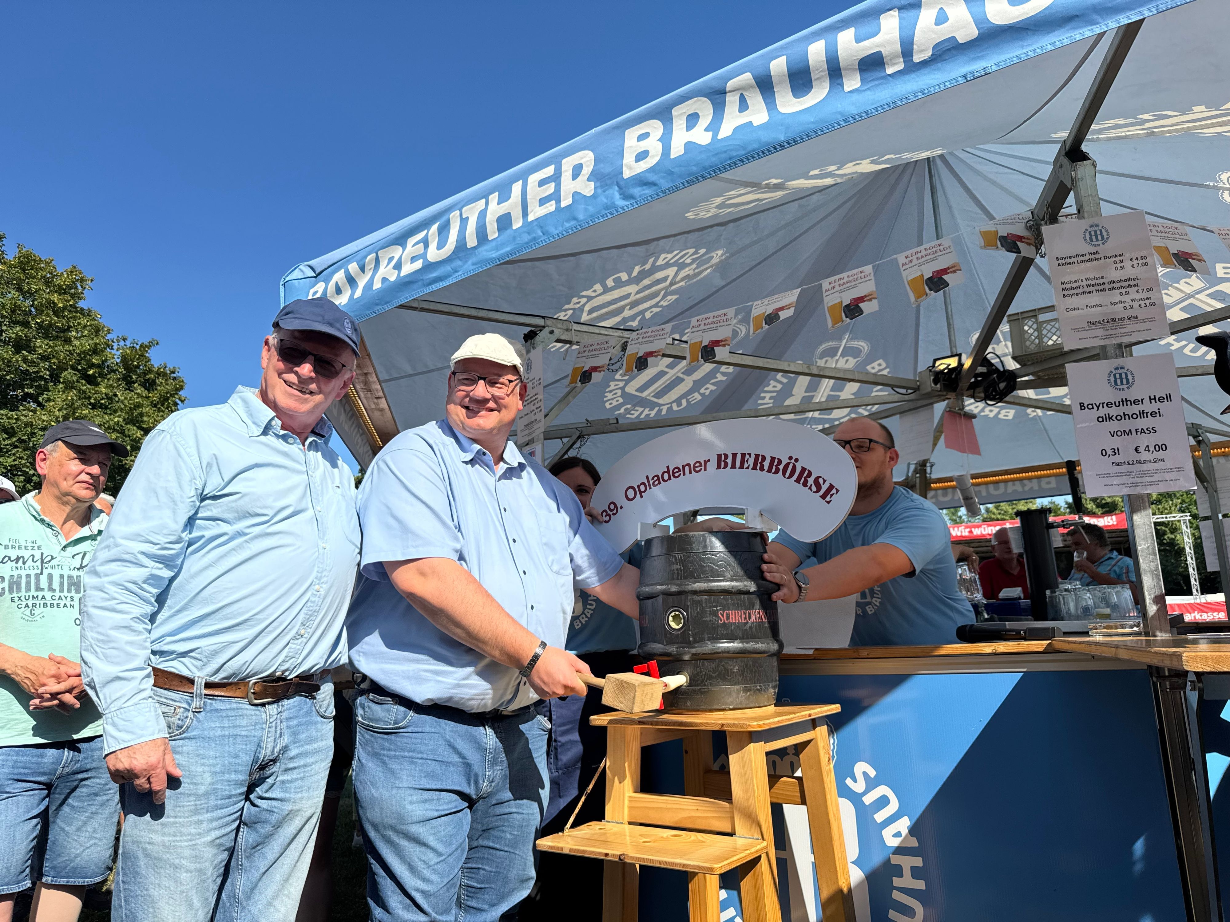 OB Stefan Hebbel eröffnet im Beisein von Organisator Werner Nolden die Opladener Bierbörse.