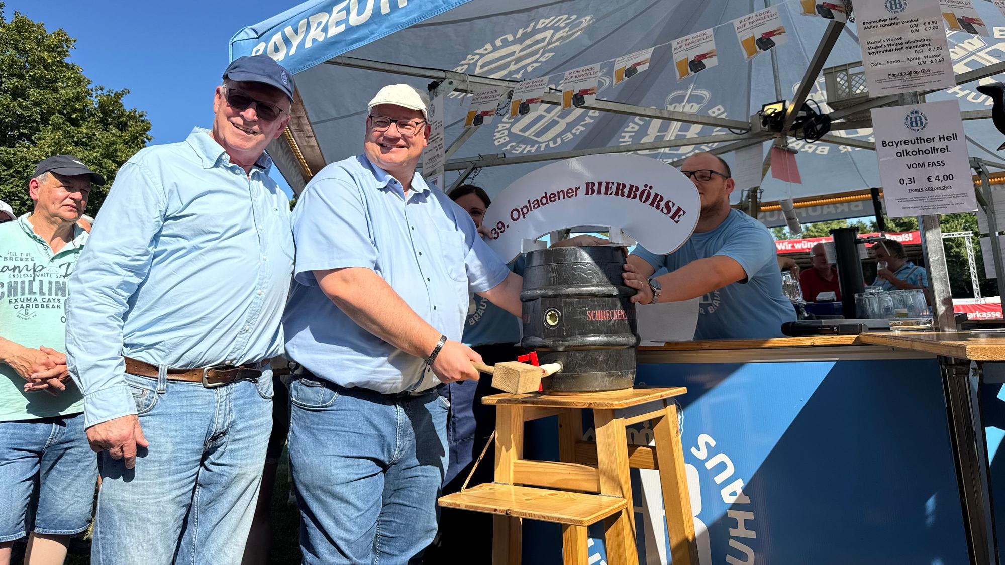 OB Stefan Hebbel eröffnet im Beisein von Organisator Werner Nolden die Opladener Bierbörse.