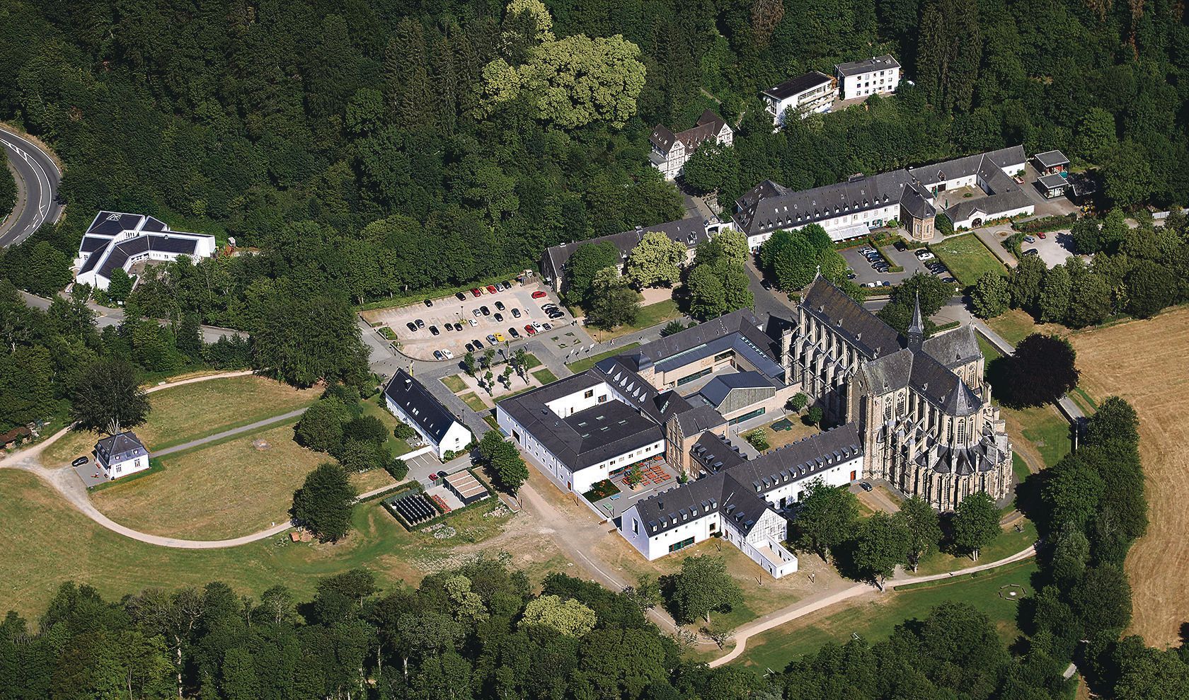 Das Luftbild zeigt das ehemalige Kloster Altenberg in Odenthal-Altenberg.