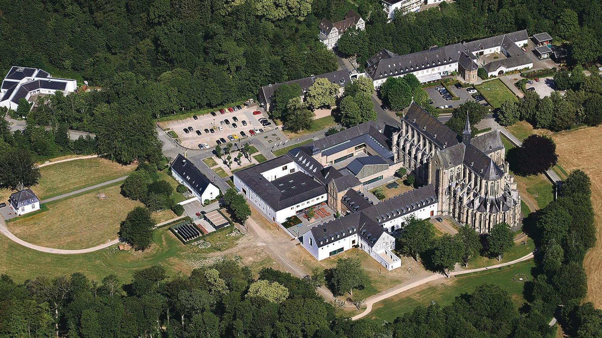 Das Luftbild zeigt das ehemalige Kloster Altenberg in Odenthal-Altenberg.