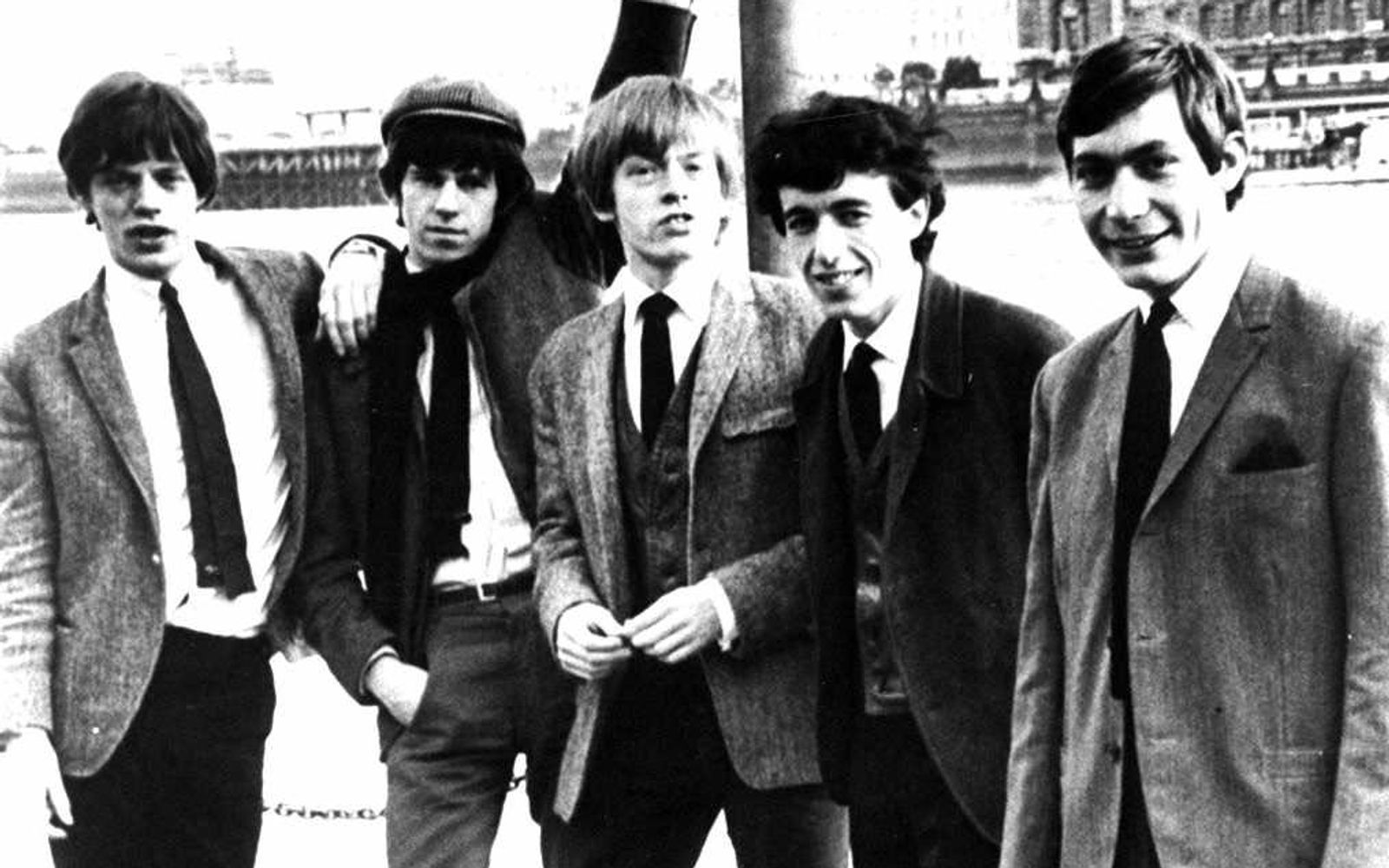 Die klassische Besetzung der Rolling Stones, von links nach rechts: Mick Jagger, Keith Richards, Brian Jones, Bill Wyman und Charlie Watts. Die Band gründete sich 1962. (Bild: 2003 Getty Images/Hulton Archive)