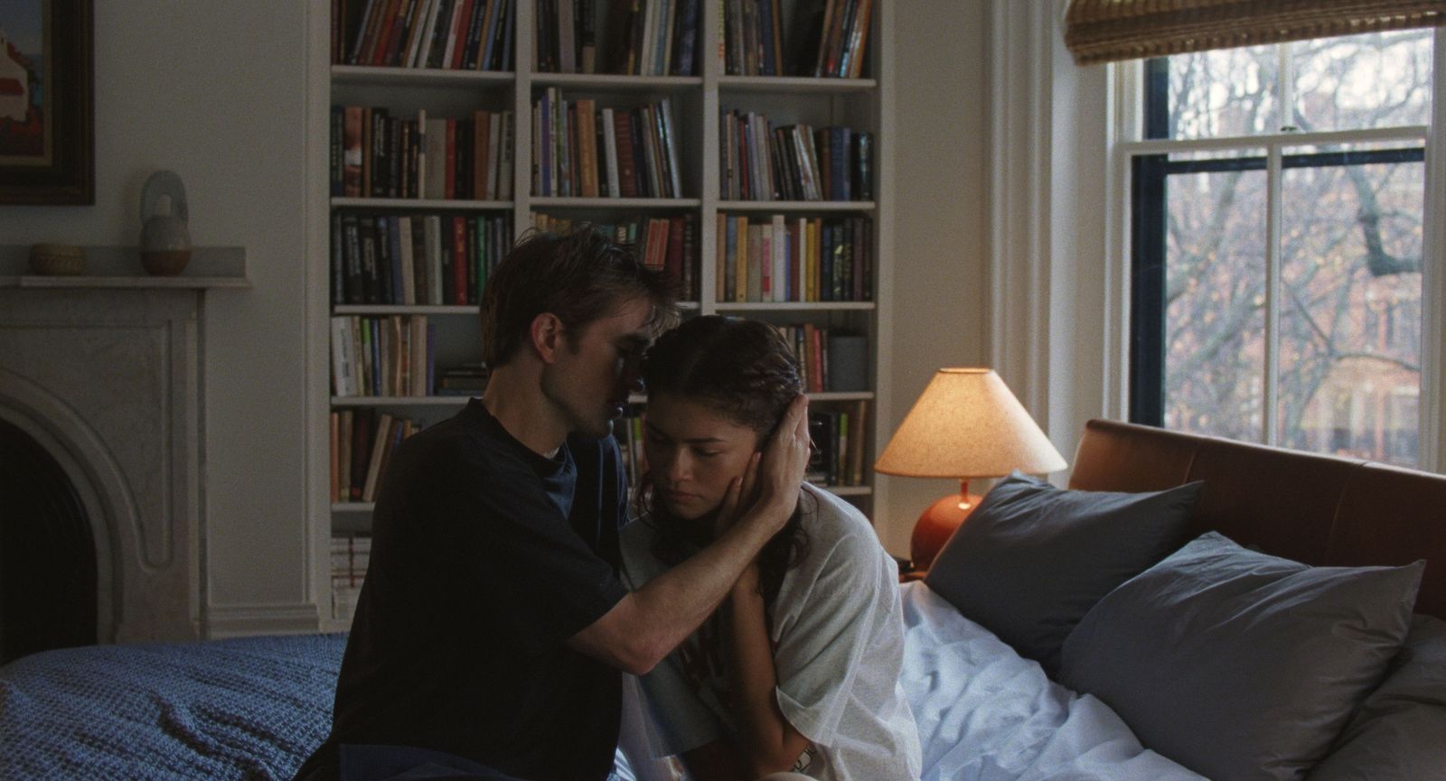 Eine unverhoffte Enthüllung stellt die Planungen von Charlie (Robert Pattinson) und Emma (Zendaya) völlig auf den Kopf. (Bild: Leonine)