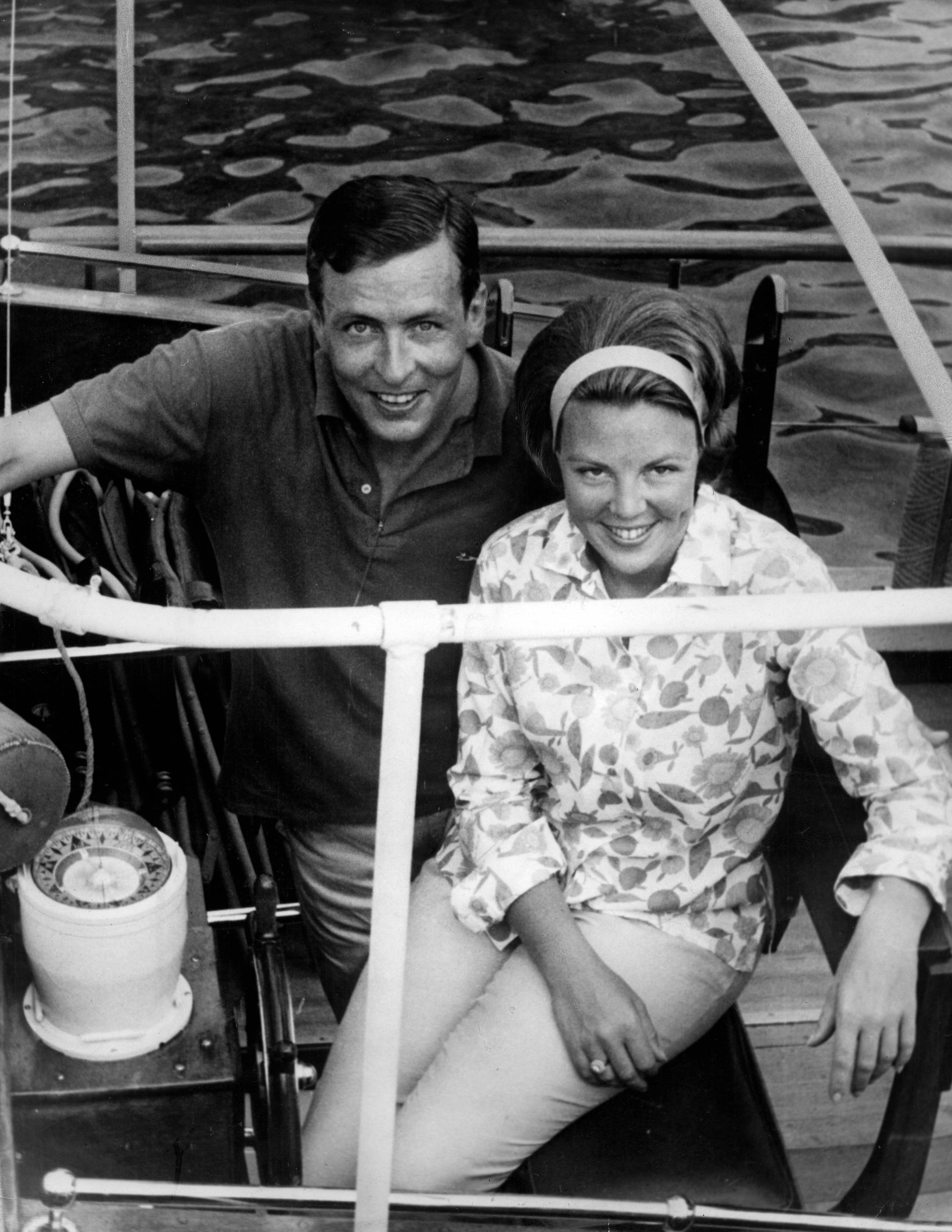 Die damalige Kronprinzessin Beatrix der Niederlande und ihr Verlobter Claus von Amsberg gut gelaunt während ihres Urlaubs im Juli 1965 in Porto Ercole, einem Küstenort nördlich von Rom.