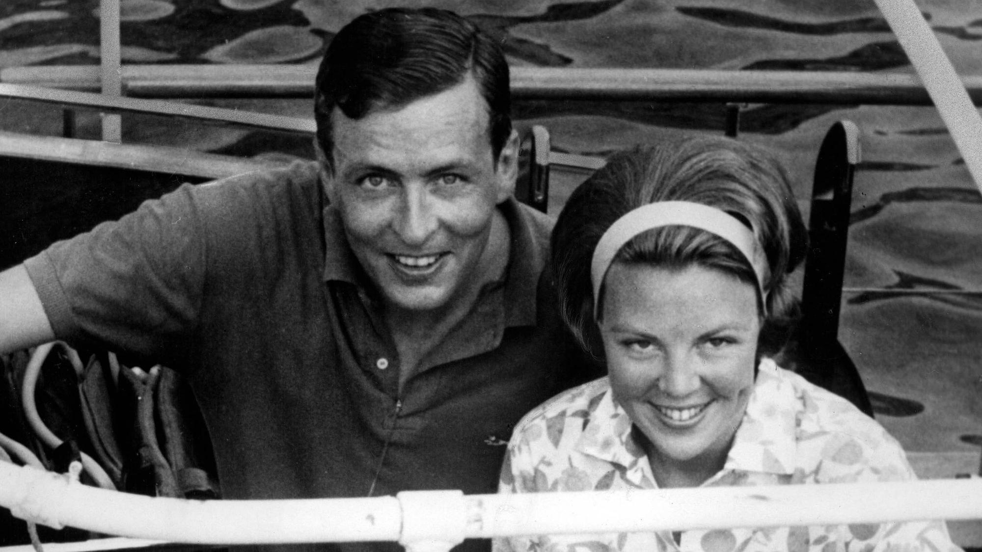 Die damalige Kronprinzessin Beatrix der Niederlande und ihr Verlobter Claus von Amsberg gut gelaunt während ihres Urlaubs im Juli 1965 in Porto Ercole, einem Küstenort nördlich von Rom.