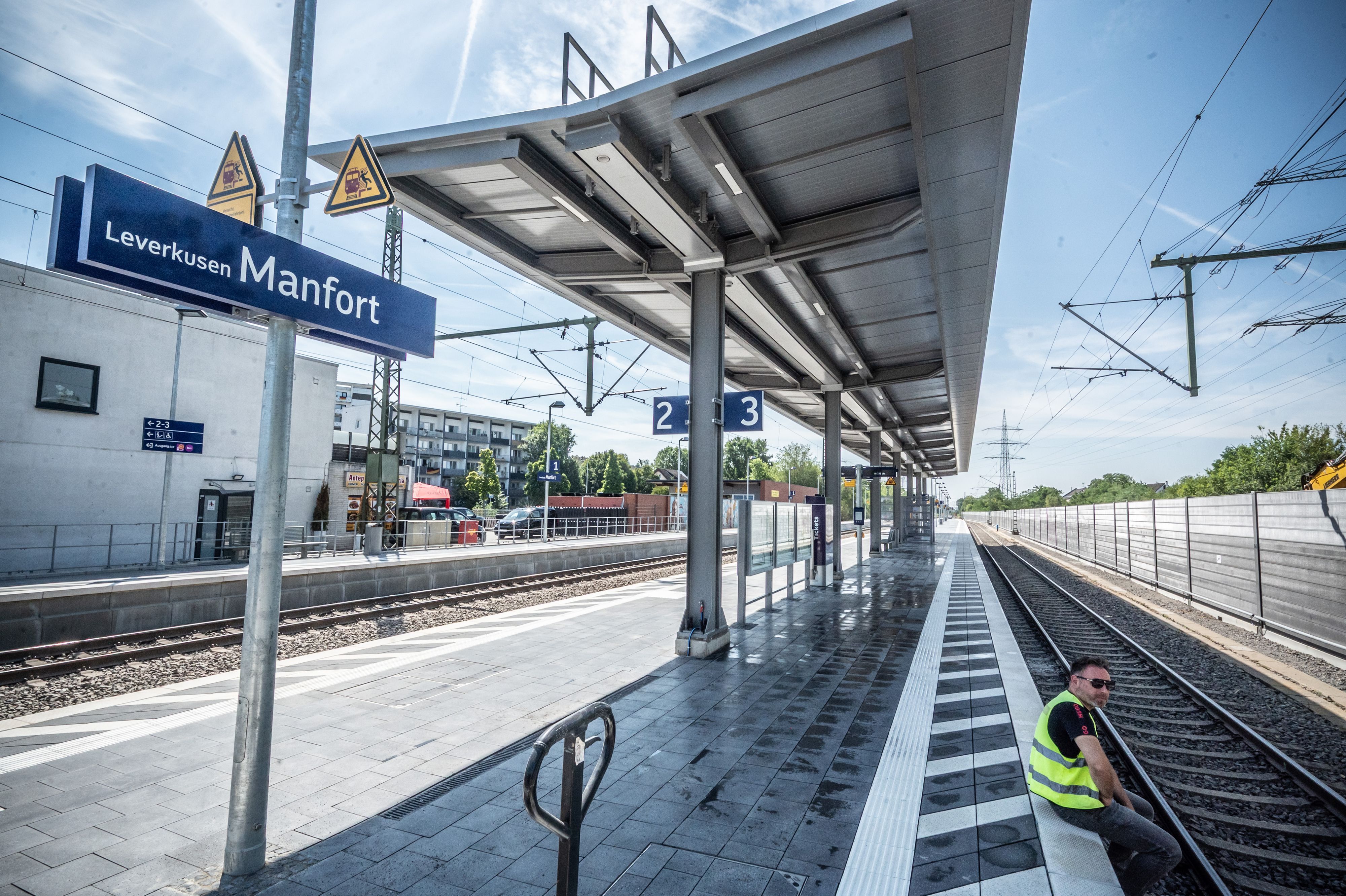 Bahnhof Manfort wird geputzt. Abschluss-PK Korridorsanierung Köln-Hagen auf dem Betriebsgelände in Leverkusen-Manfort. Bild: Ralf Krieger