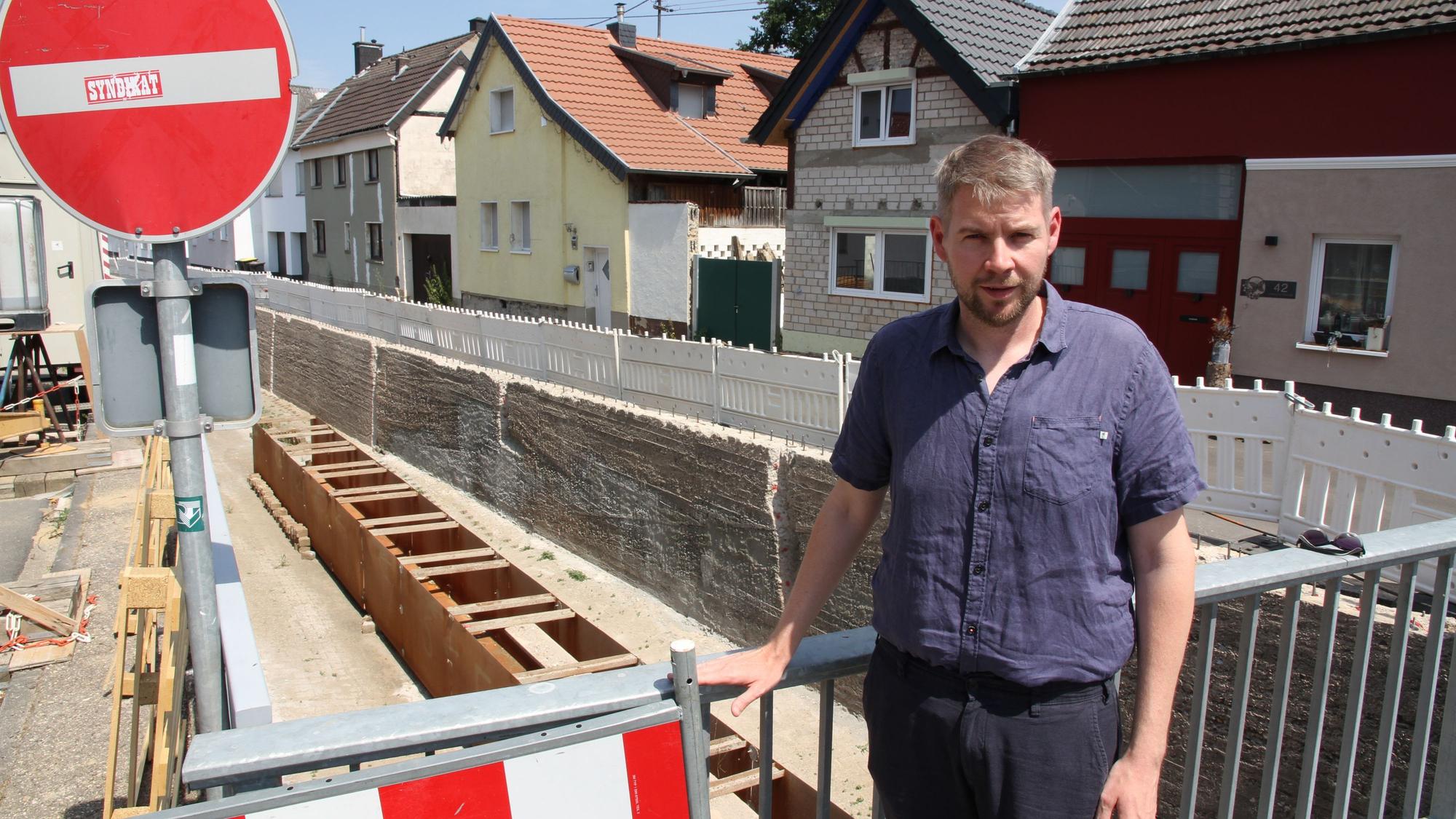 Fünf Jahre Julihochwasser: Der Swisttaler Bürgermeister Tobias Leuning am Orbach.