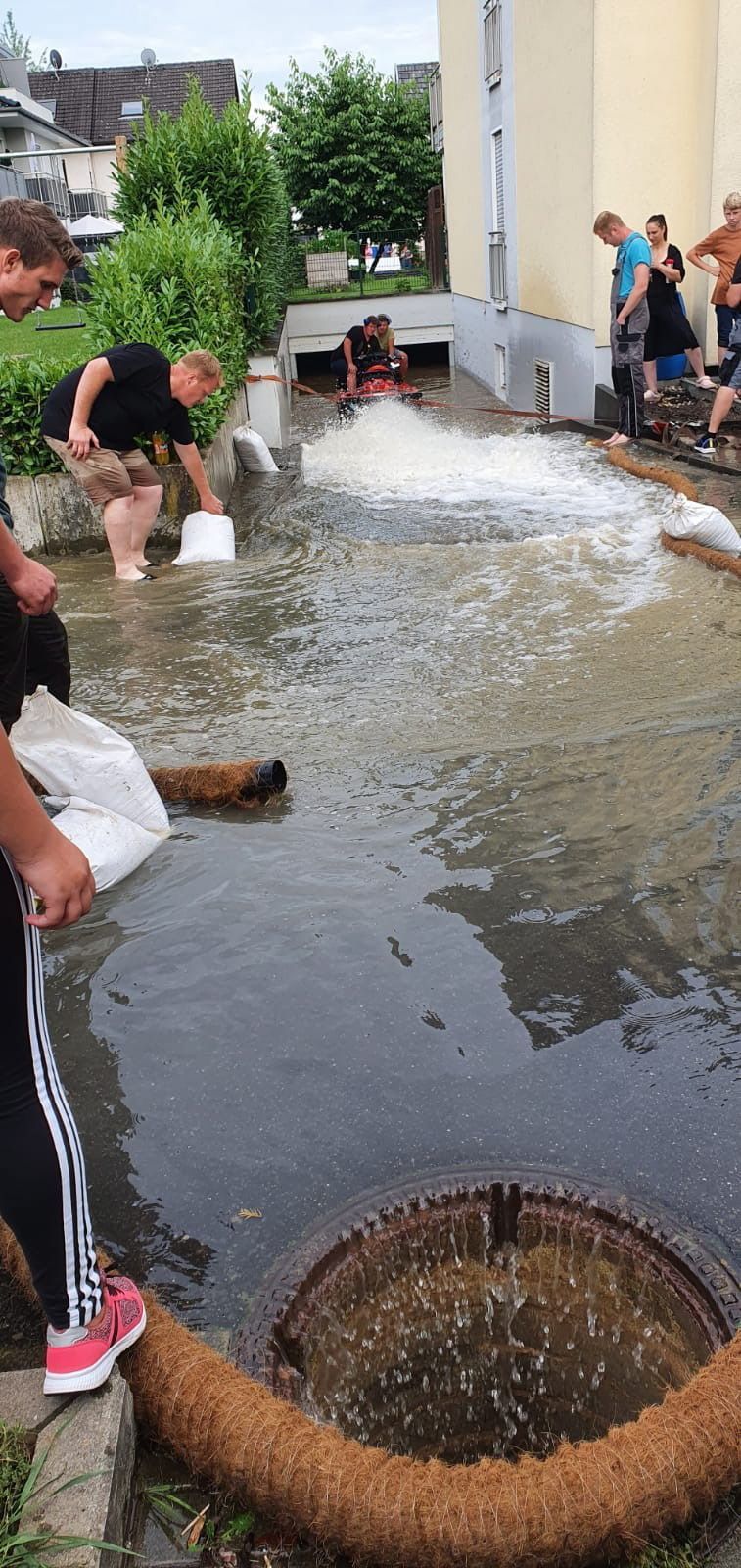 Mit einem Jet-Ski spülten Lohmarer Wasser aus einer Tiefgarage heraus.