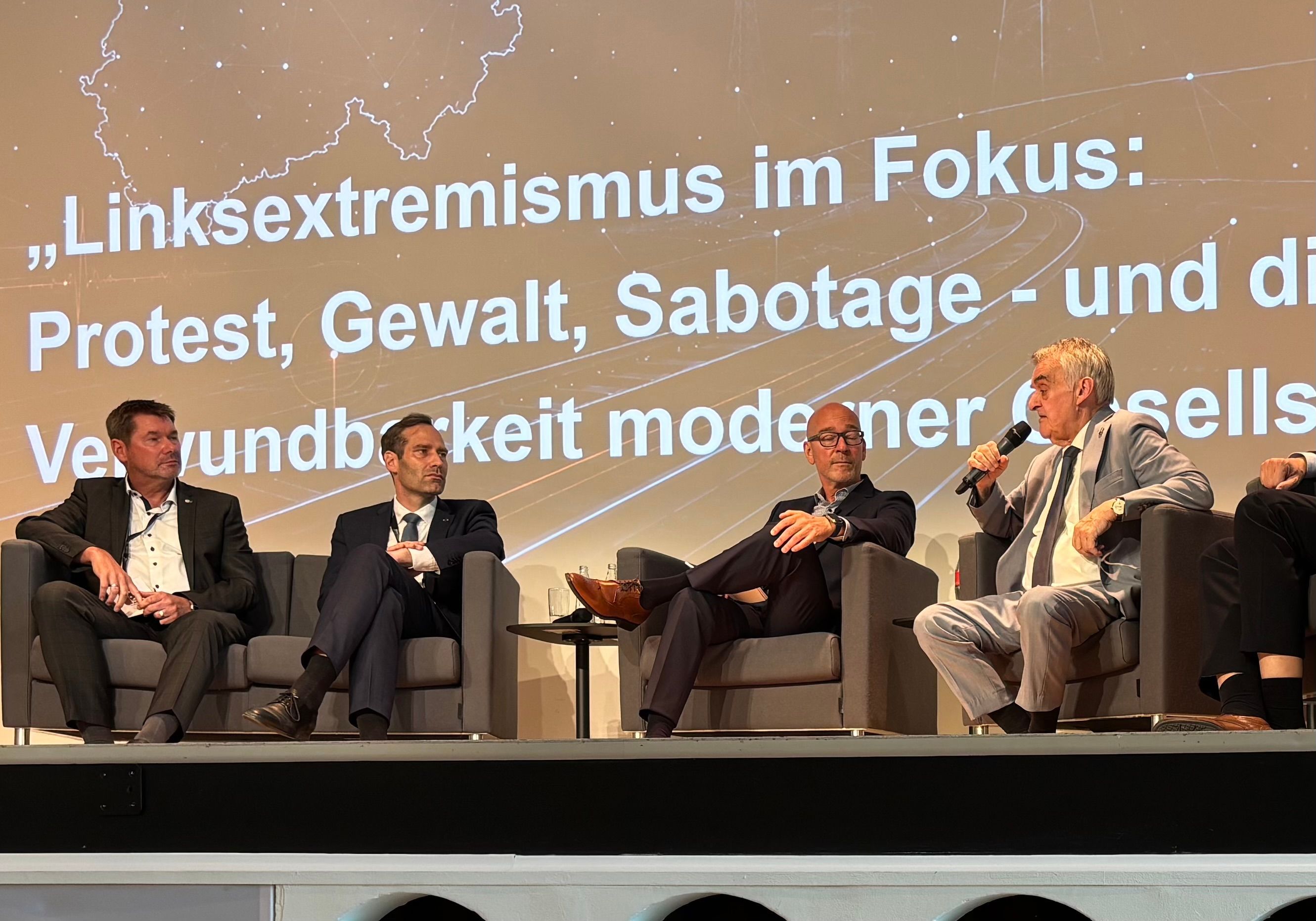 LKA-Tagung zum Thema Linksextremismus: NRW-Innenminister Herbert Reul (CDU) spricht in einer Talkrunde.