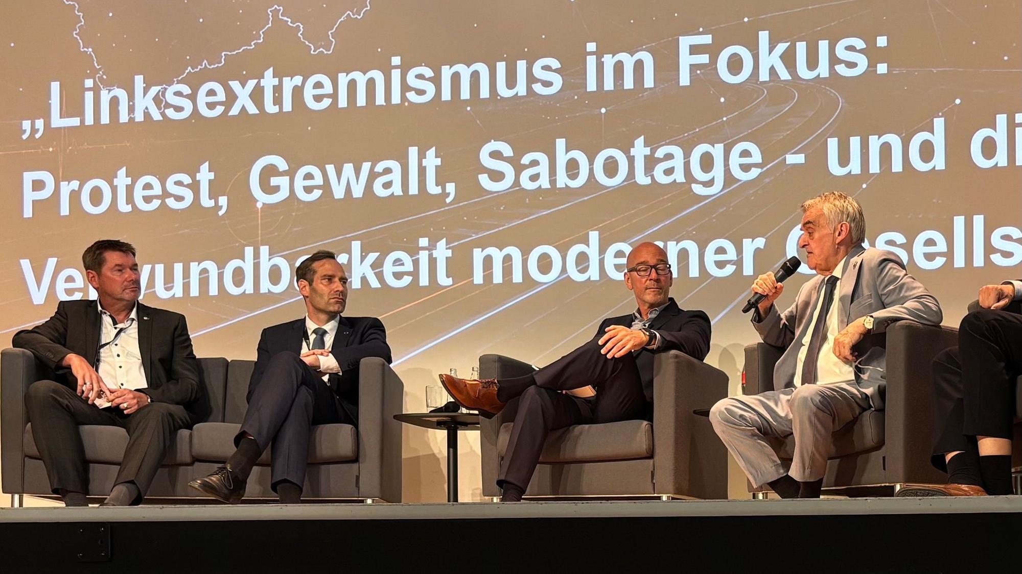 LKA-Tagung zum Thema Linksextremismus: NRW-Innenminister Herbert Reul (CDU) spricht in einer Talkrunde.