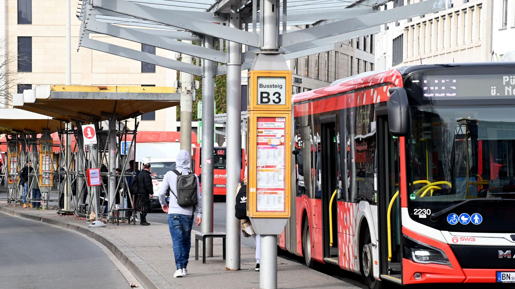 Auch am Busbahnhof in der Bonner Innenstadt ist es immer wieder zu Problemen mit der Drogen-Szene gekommen. (Archivfoto)
