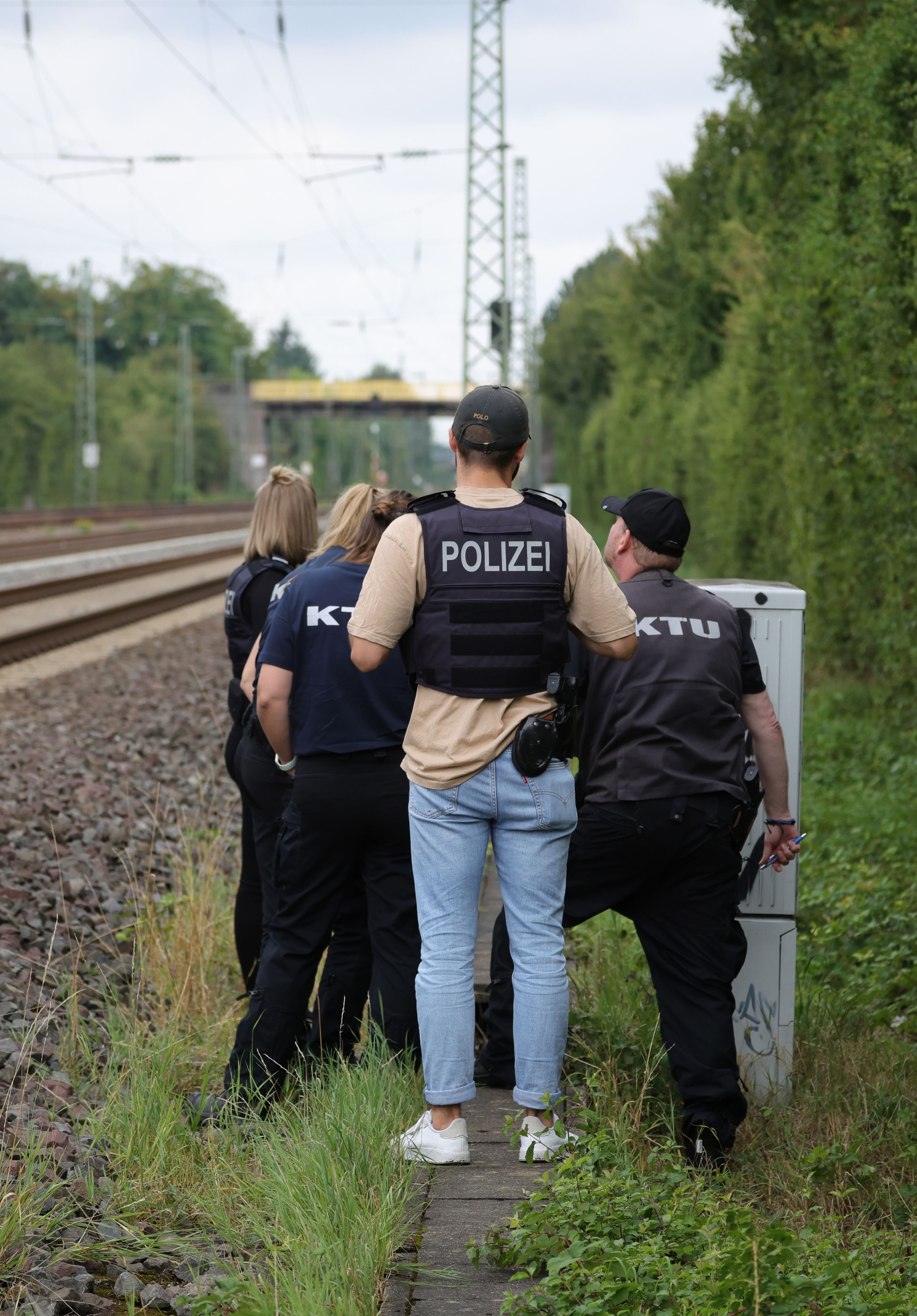 Mitarbeiter der Spurensicherung und der KTU (Kriminaltechnische Untersuchung) stehen am Tatort in der Nähe der Bahngleise. Auf die wichtige Nord-Süd-Strecke der Deutschen Bahn wurde 2025 ein Brandanschlag verübt.