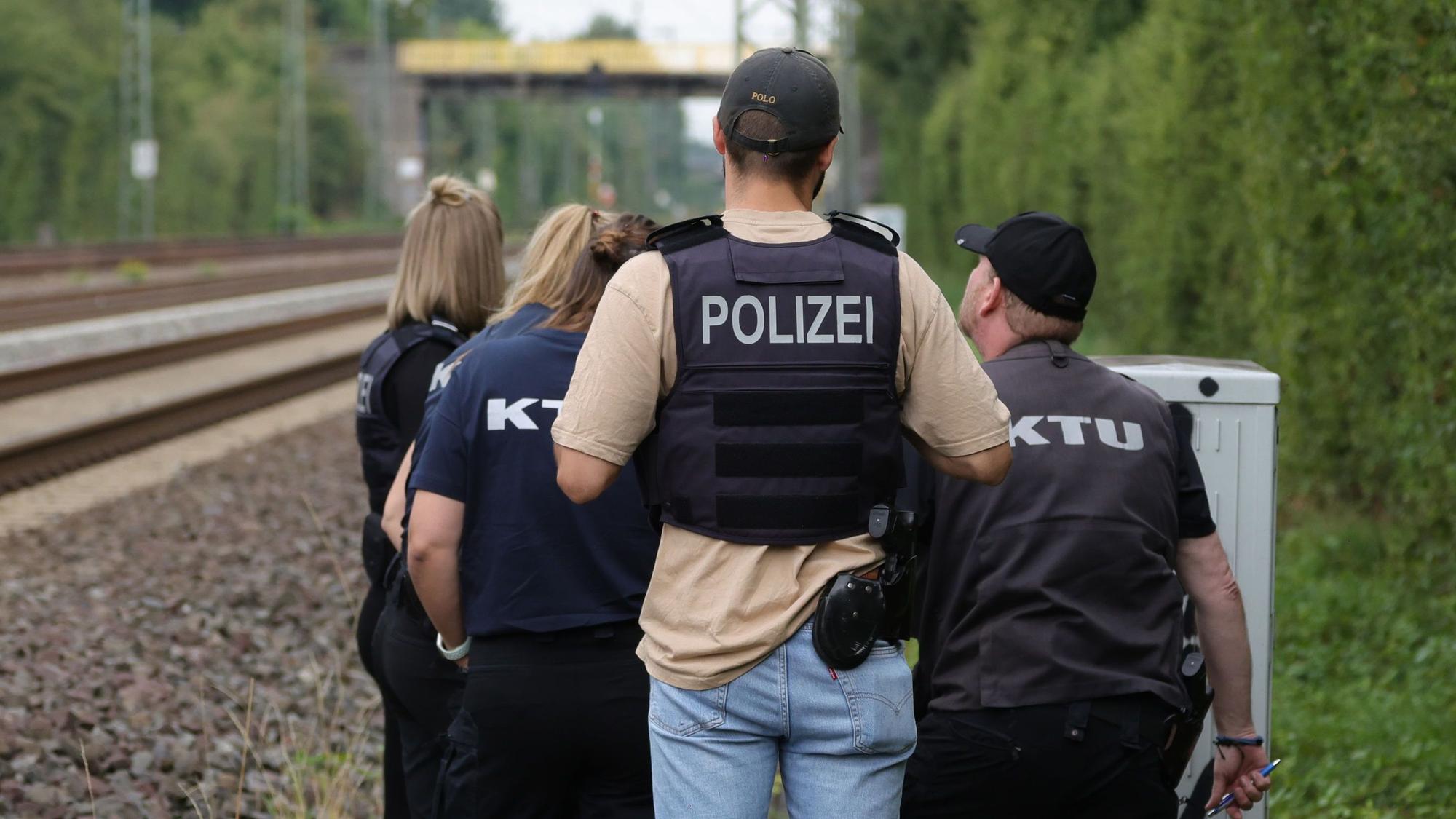 Mitarbeiter der Spurensicherung und der KTU (Kriminaltechnische Untersuchung) stehen am Tatort in der Nähe der Bahngleise. Auf die wichtige Nord-Süd-Strecke der Deutschen Bahn wurde 2025 ein Brandanschlag verübt.