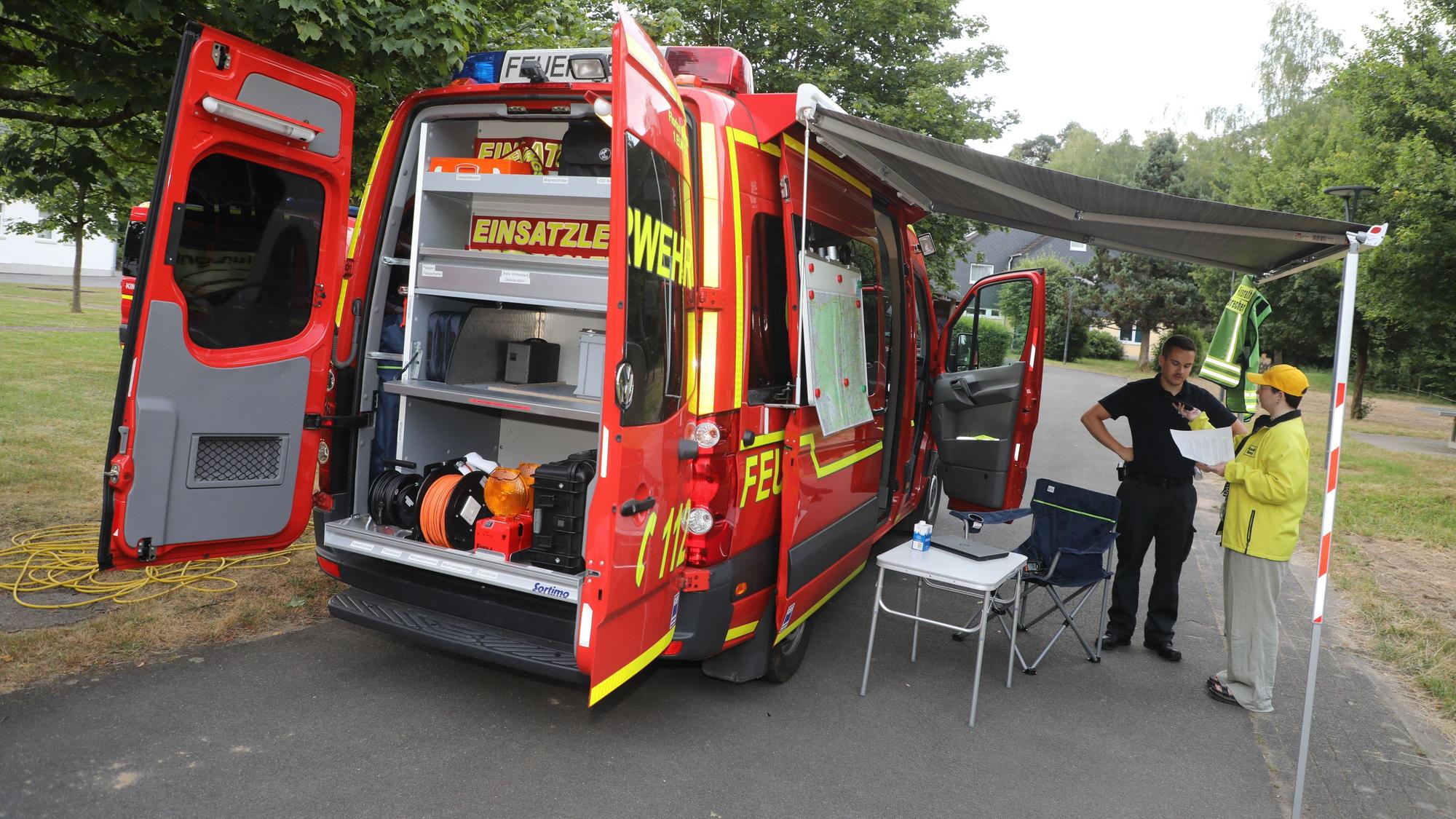 Der Einsatzleitwagen der Feuerwehr Rösrath steht auf einer Asphaltfläche in Stephansheide.