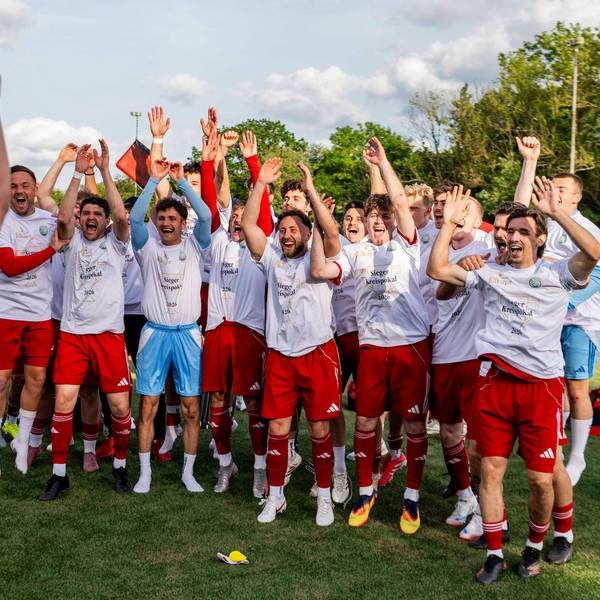 Kapitän und Vize-Kapitän des TuS Zülpich präsentieren der Mannschaft Medaille und Pokal.