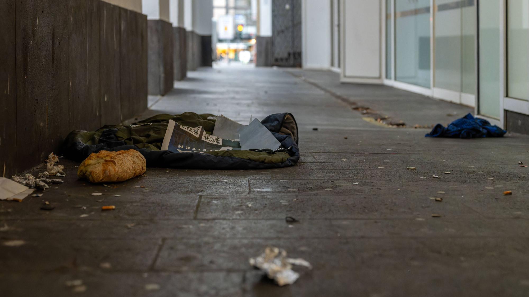 Hinterlassenschaften von Menschen in schwierigen Lebenssituationen in einer Passage in der Bonner Innenstadt.